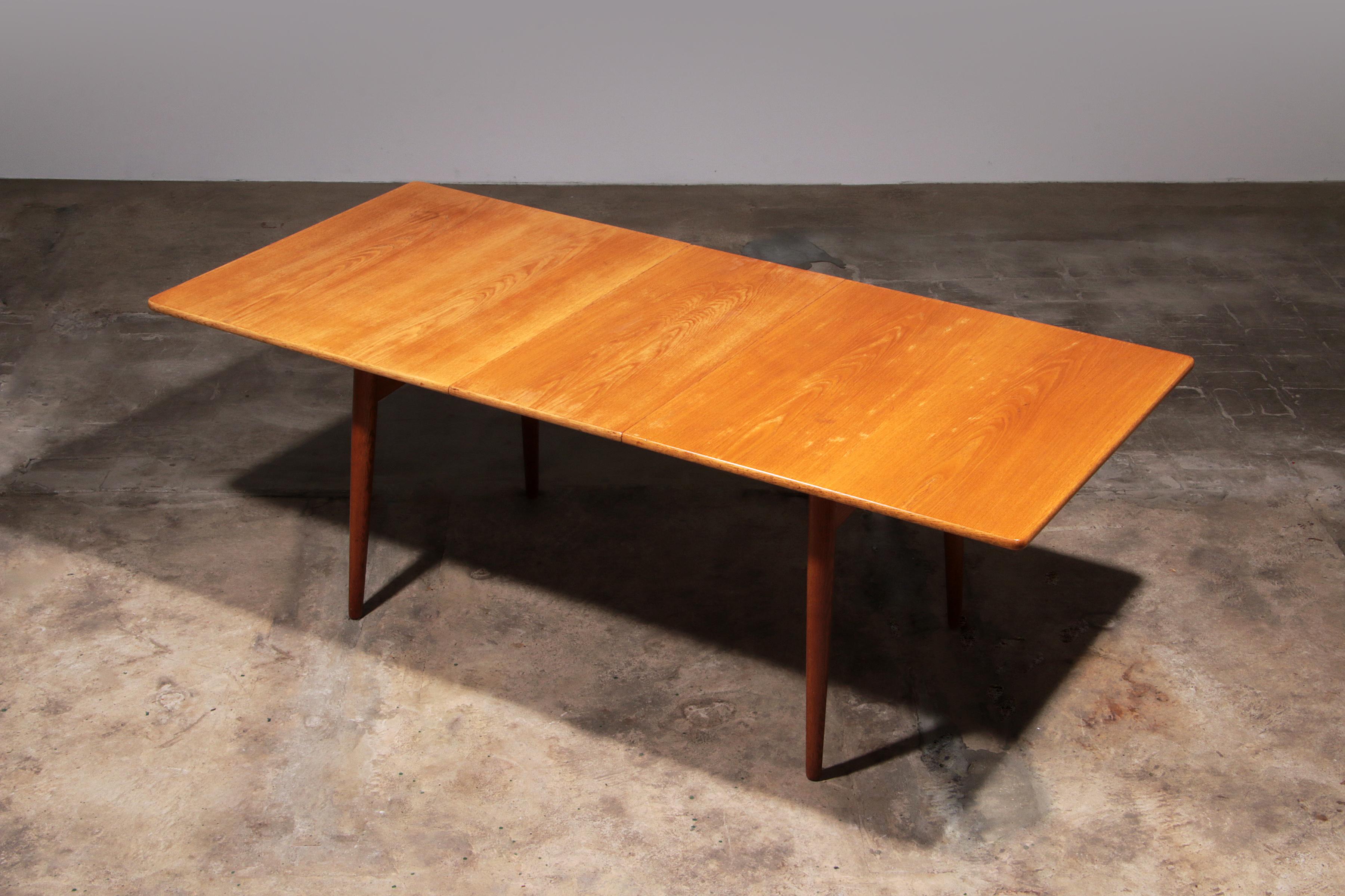 Milieu du XXe siècle Ensemble de salle à manger Hans J Wegner 8 chaises CH29 Sawbuck et table AT 310 en vente