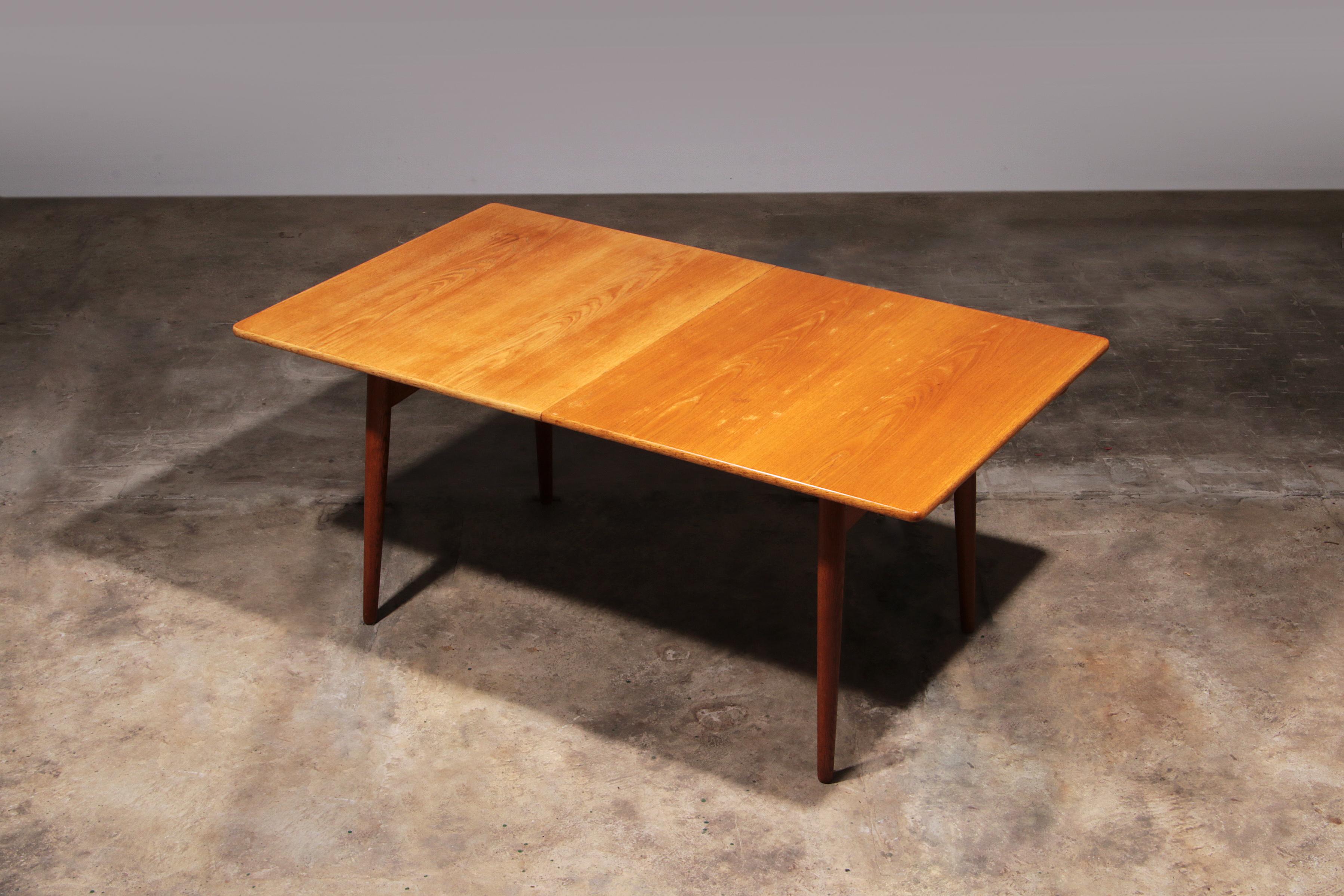 Cuir Ensemble de salle à manger Hans J Wegner 8 chaises CH29 Sawbuck et table AT 310 en vente