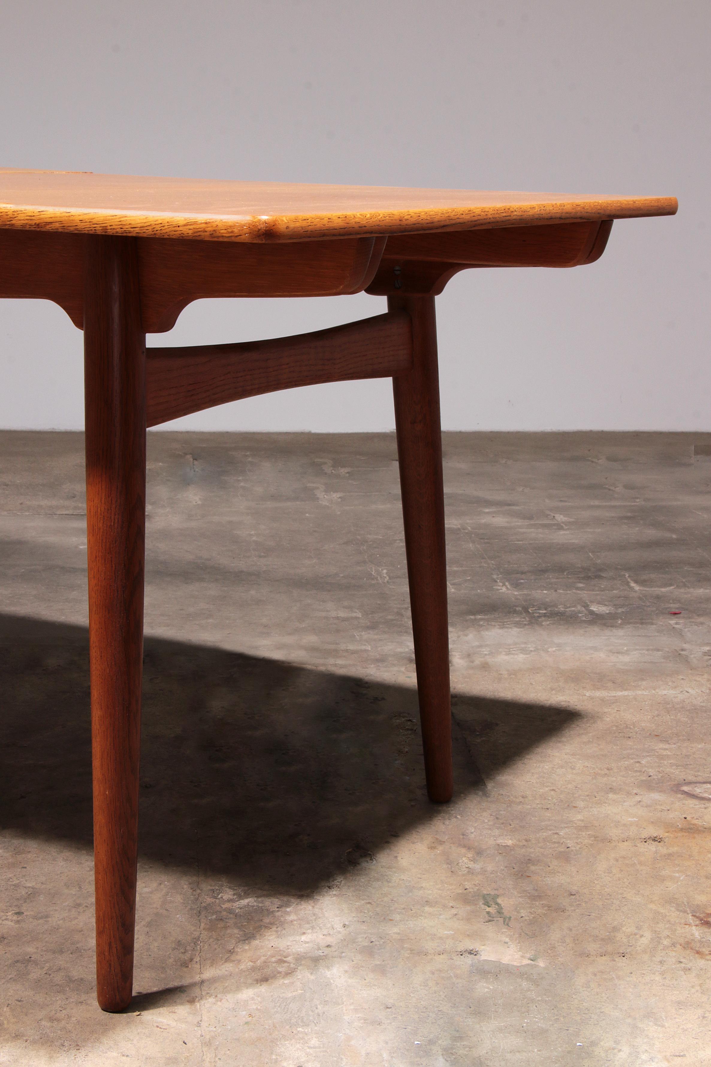 Ensemble de salle à manger Hans J Wegner 8 chaises CH29 Sawbuck et table AT 310 en vente 1