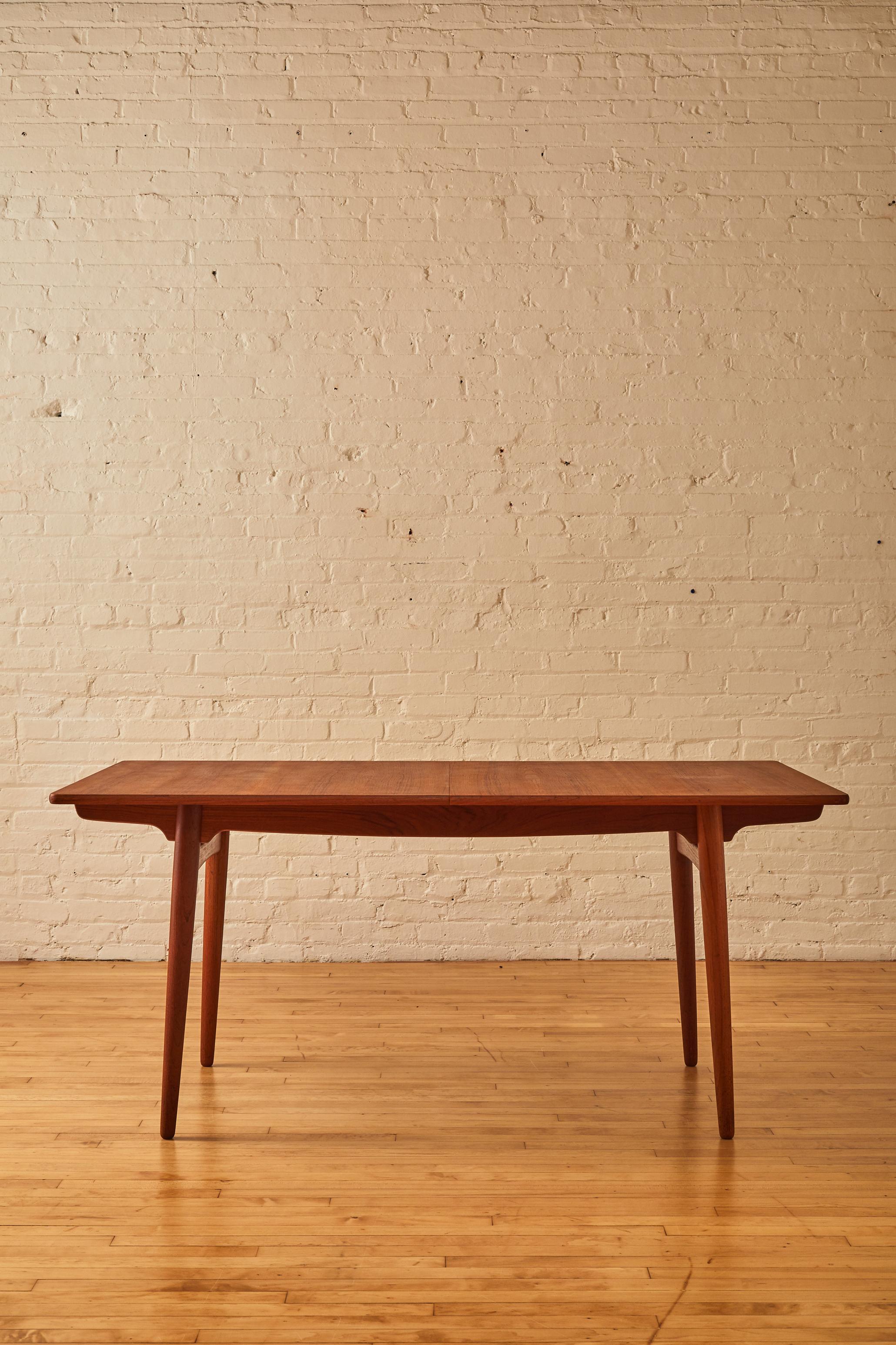 Hans J. Wegner dining table in solid American walnut wood.

