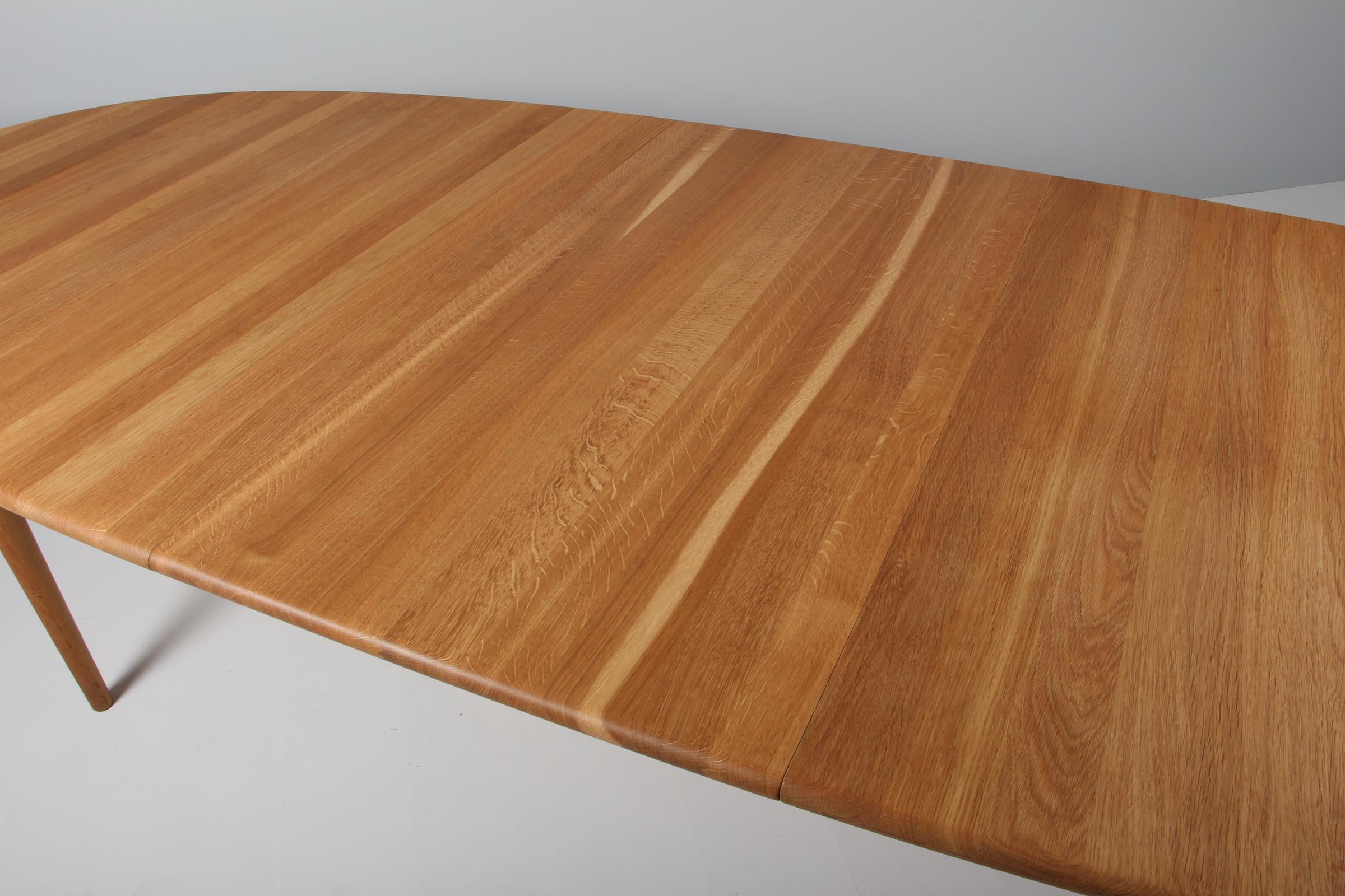 Hans J. Wegner Dining Table, Model CH339 Oiled Oak, Carl Hansen, Denmark 3