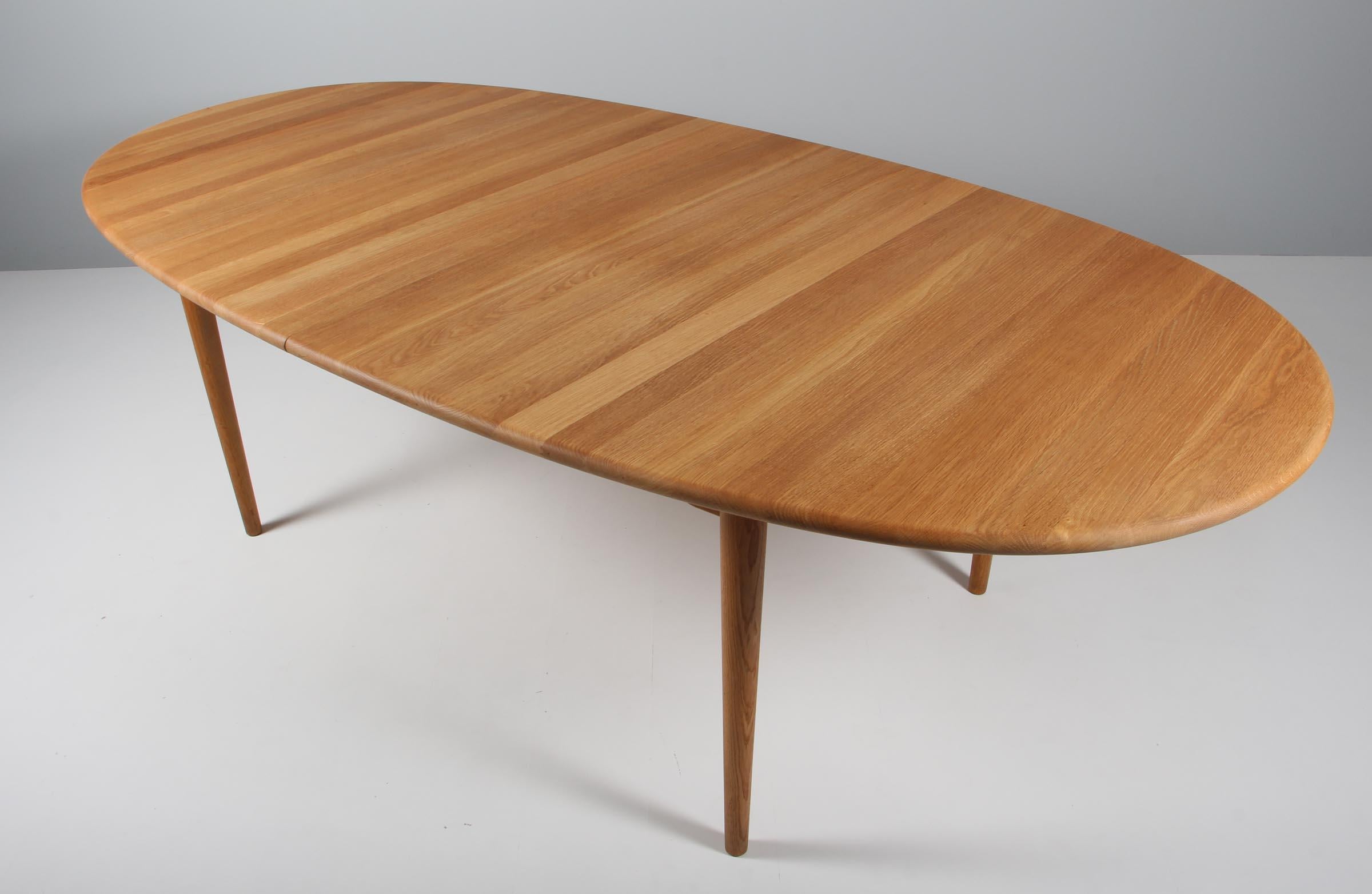 Hans J. Wegner dining table made of solid oiled oak, one solid extension leaf

Base of solid oak

Model CH339, made by Tranekjær for Carl Hansen.