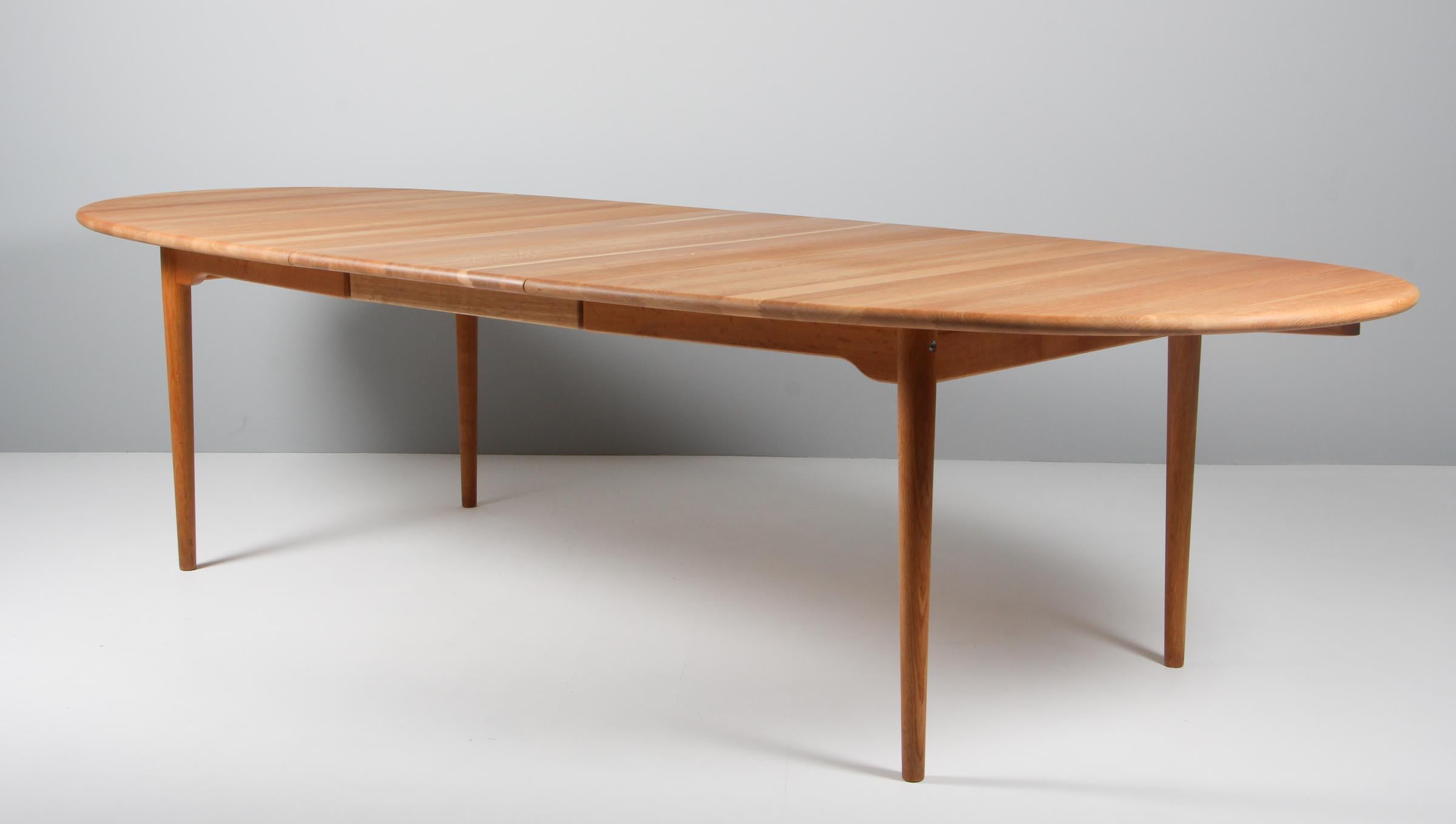 Hans J. Wegner Dining Table, Model CH339 Oiled Oak, Carl Hansen, Denmark In Excellent Condition In Esbjerg, DK