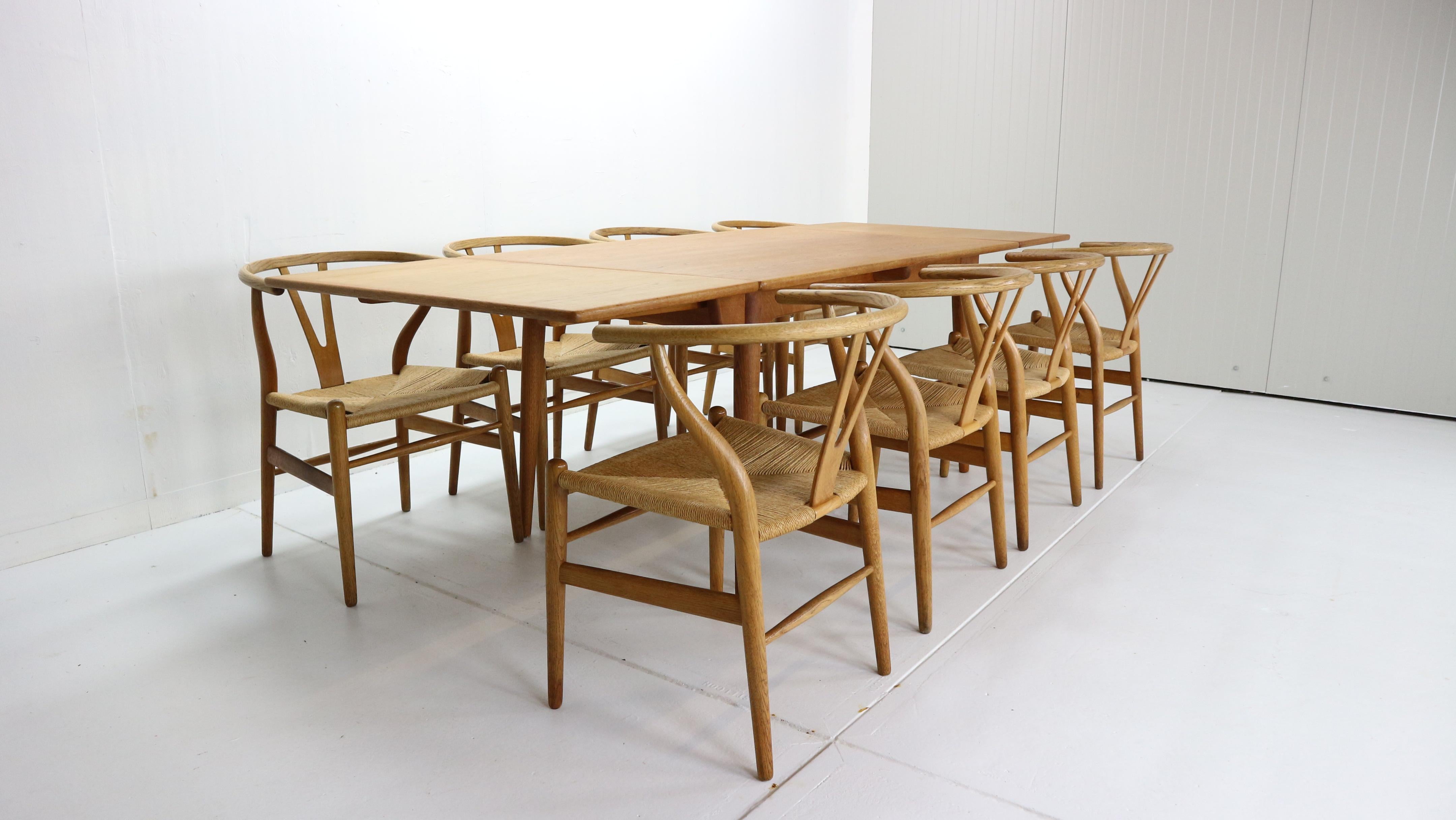 Scandinavian Modern period dinning room set (dinning table and 8 dinning chairs) designed by Hans J. Wegner in 1950s period, Denmark.

Extendable dinning room table Model no. AT-312 manufactured for Andreas Tuck. 
Made entirely of oak wood, with