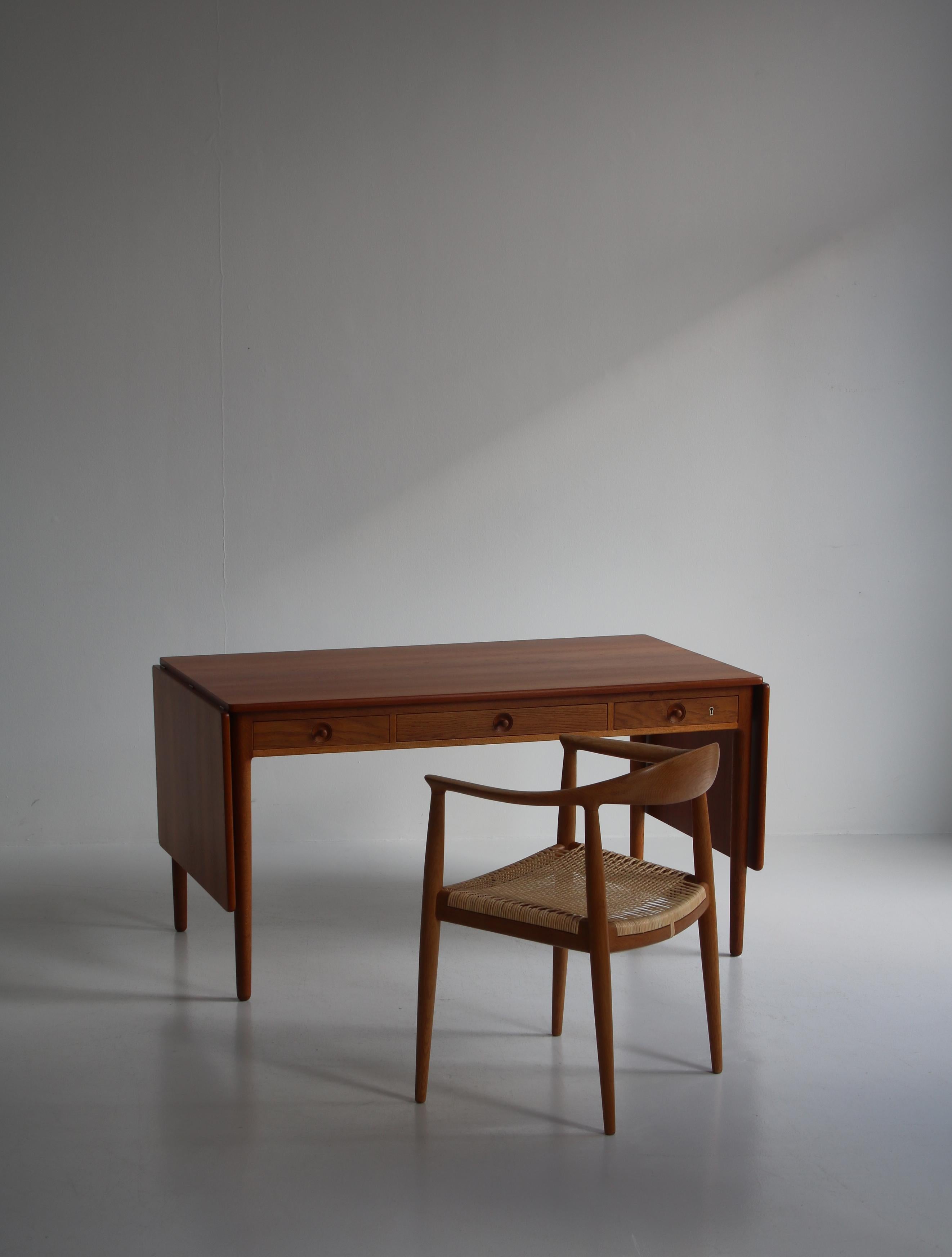 Dieser prächtige Klapptisch des dänischen Designers Hans J. Wegner kann sowohl als Arbeitstisch als auch als Esstisch verwendet werden. Der Entwurf stammt aus dem Jahr 1955 und dieser Tisch aus der frühen und ursprünglichen Produktion des Tischlers