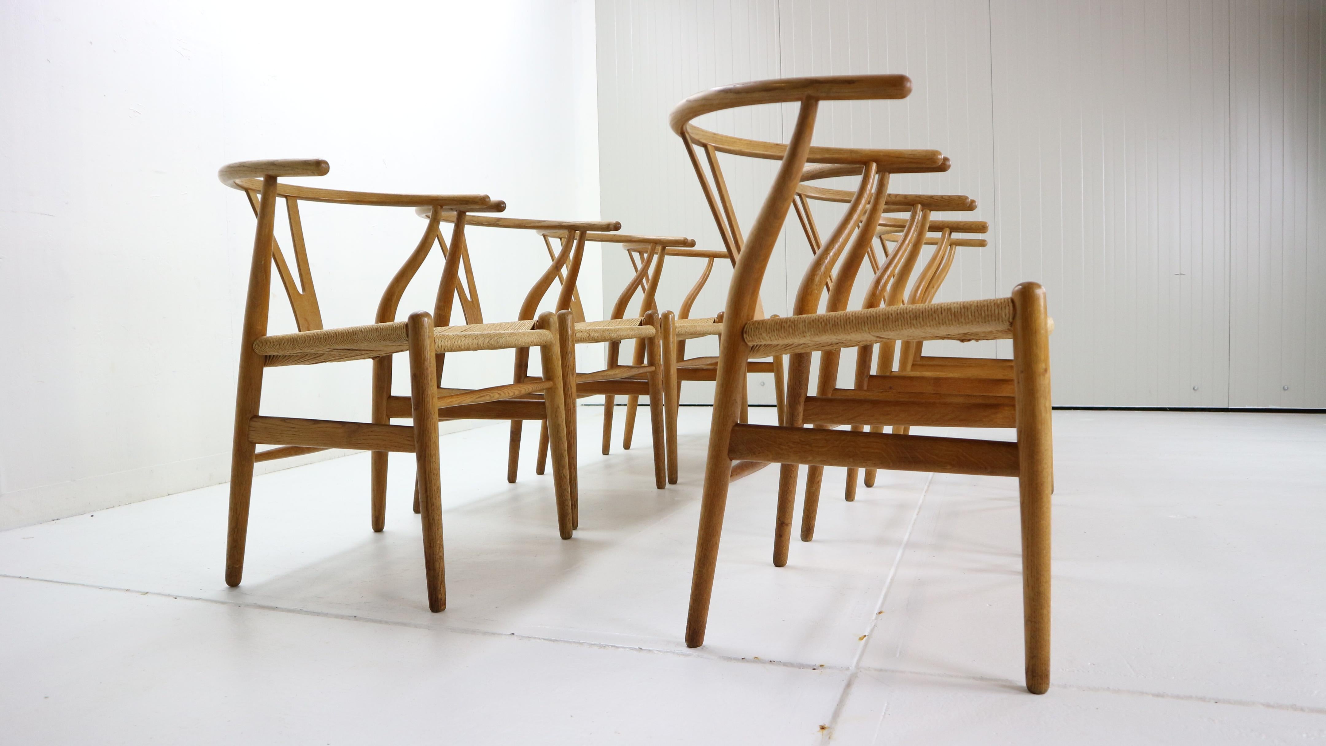 Set of 8 dining room chairs model no. CH24 named as 