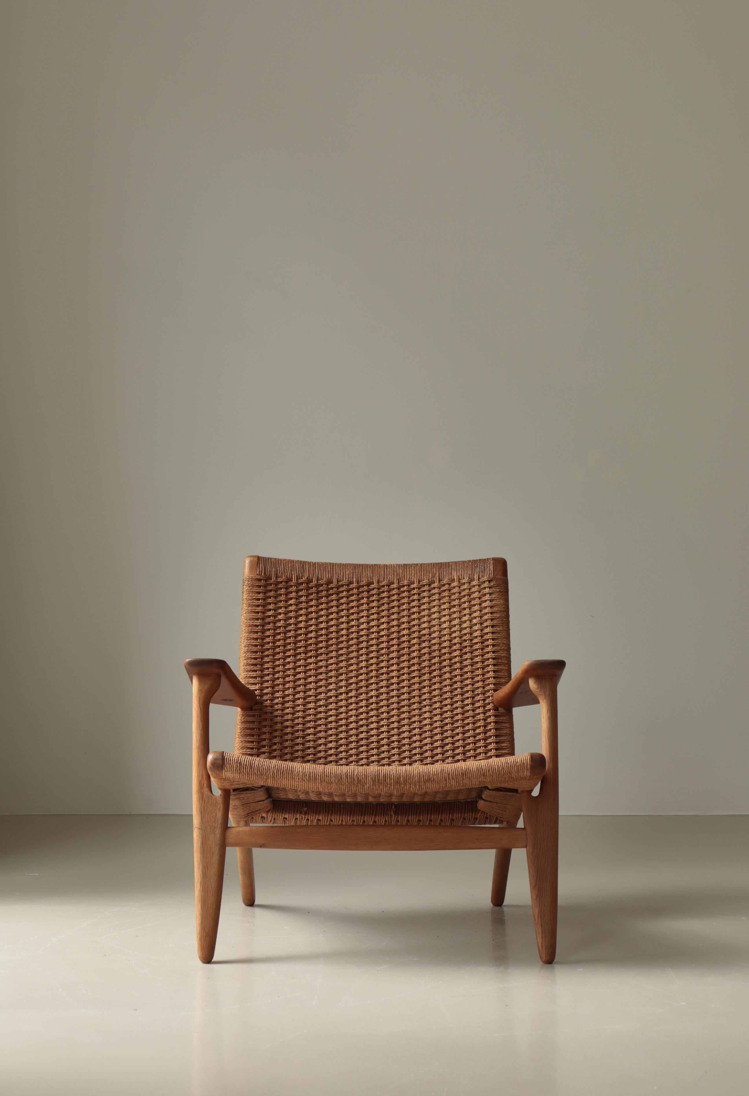 Hans J. Wegner Early Production Lounge Chair Modell CH25, Dänemark, 1950er Jahre im Zustand „Gut“ im Angebot in Odense, DK