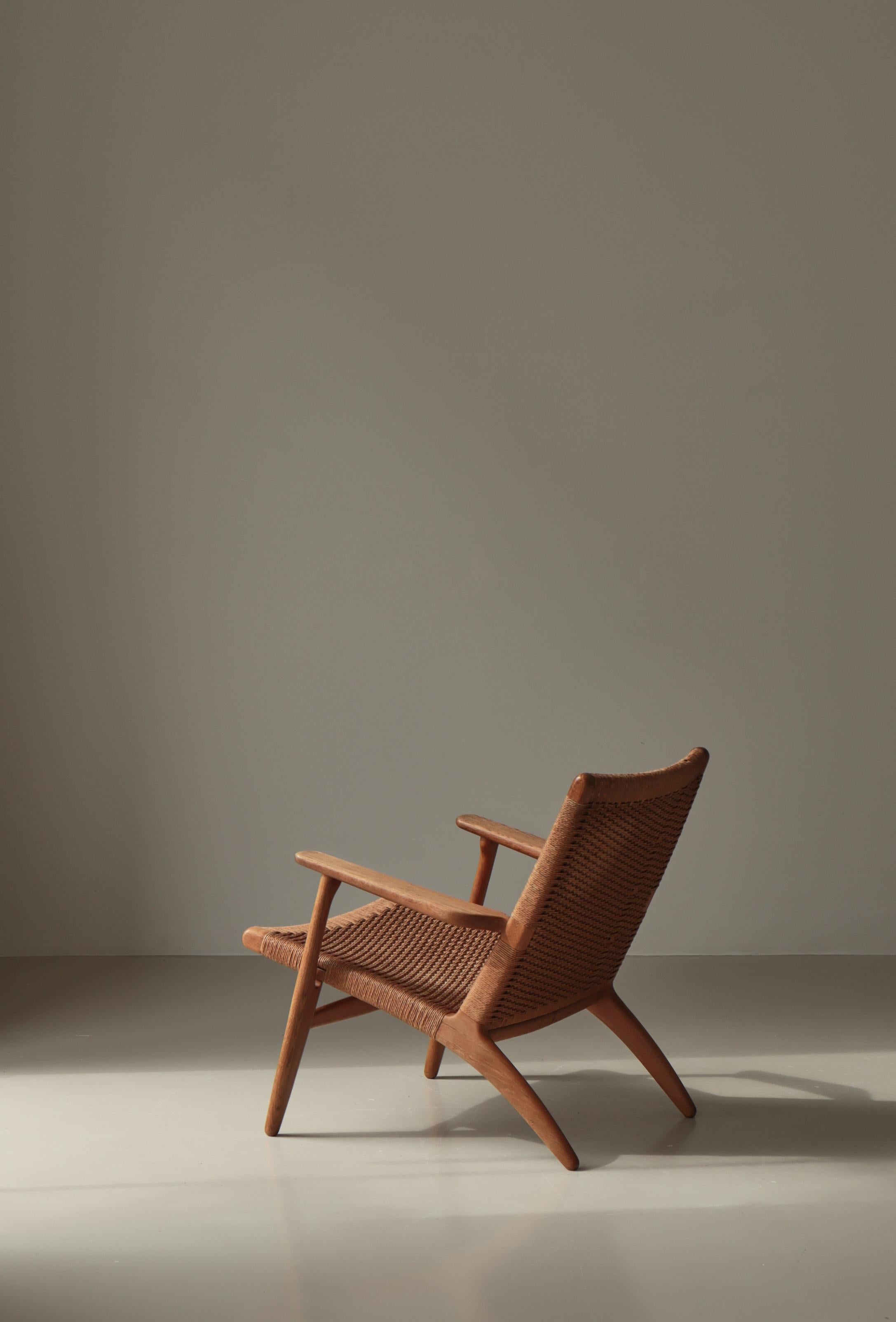 Hans J. Wegner Early Production Lounge Chair Modell CH25, Dänemark, 1950er Jahre (Mitte des 20. Jahrhunderts) im Angebot