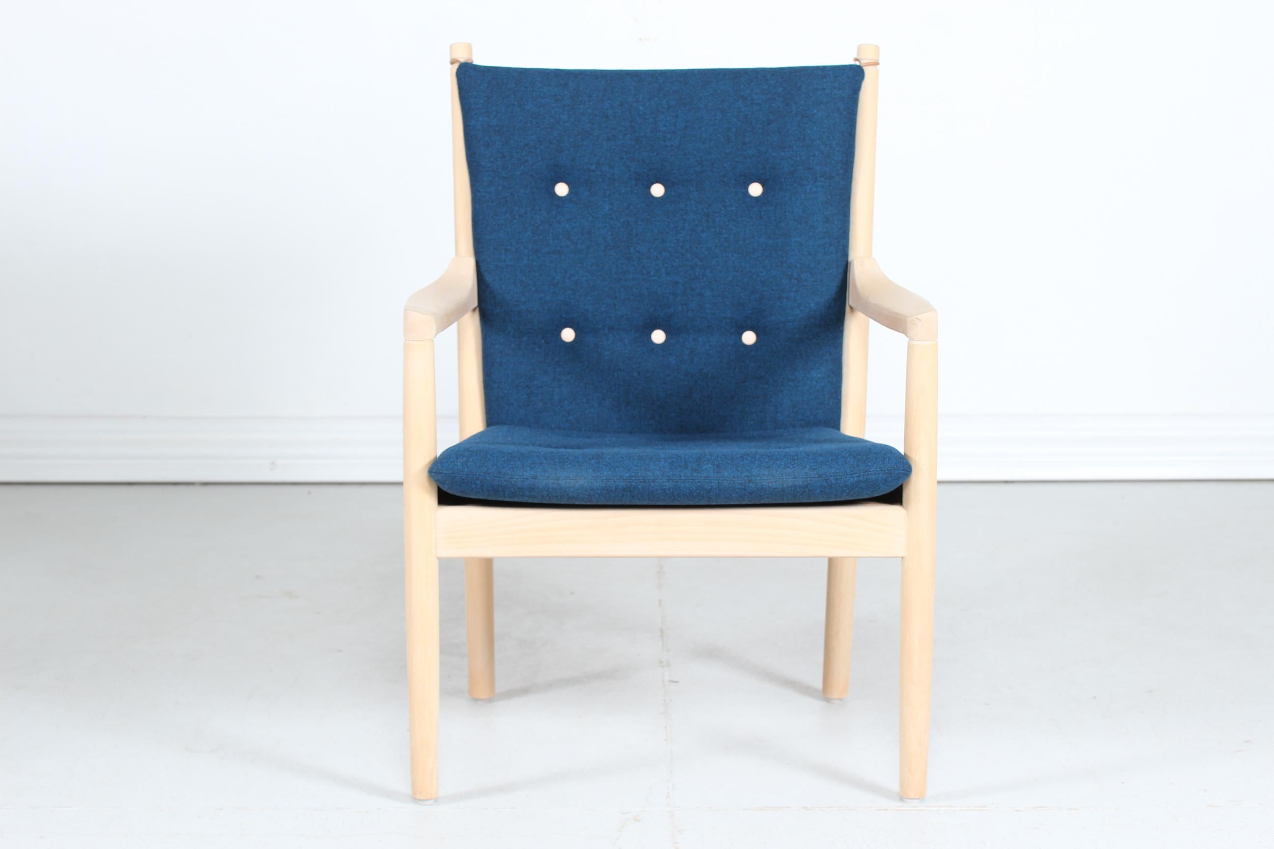 Easy chair model no. 1788 by Danish architect and cabinetmaker Hans J. Wegner (1914-2007) manufactured by Fritz Hansen A/S in 1986

The chair, which is designed to match Børge Mogensen's spoke back sofa model no 1789, is made of solid beech wood