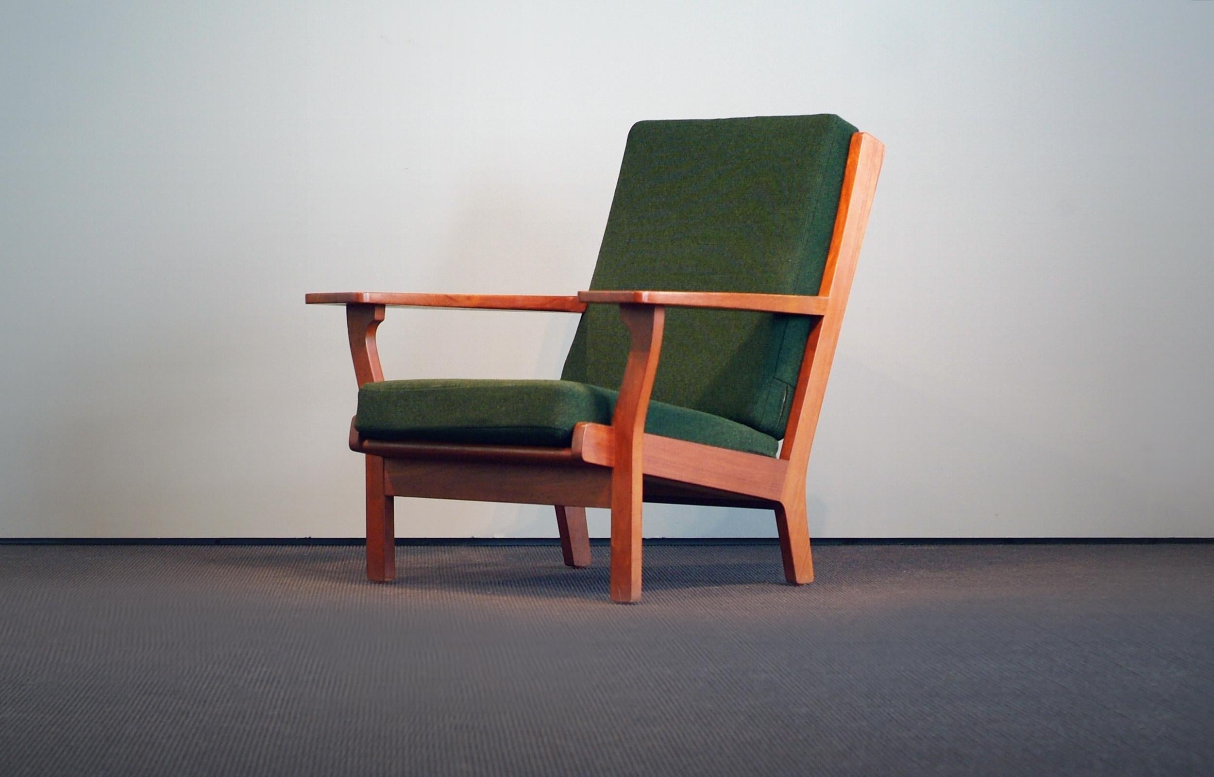 Rare Hans J. Wegner easy high back chair mod GE 330 produced by GETAMA Denmark in the 1960s. Original green fabric with frame of solid teak. Impressed GETAMA label. A wonderful and comfortable easy chair. 

Very, very good vintage condition with