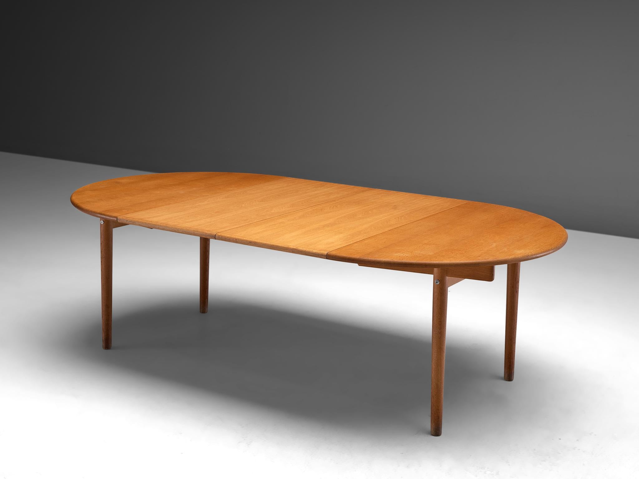 Hans J. Wegner for PP Mobler, PP70 dining table', oak, Denmark, 1975.

This extendable dining table designed by Hans J. Wegner is executed in oak and has additional leaves in order to expand the piece 126 cm to 230 cm. The table features a modest