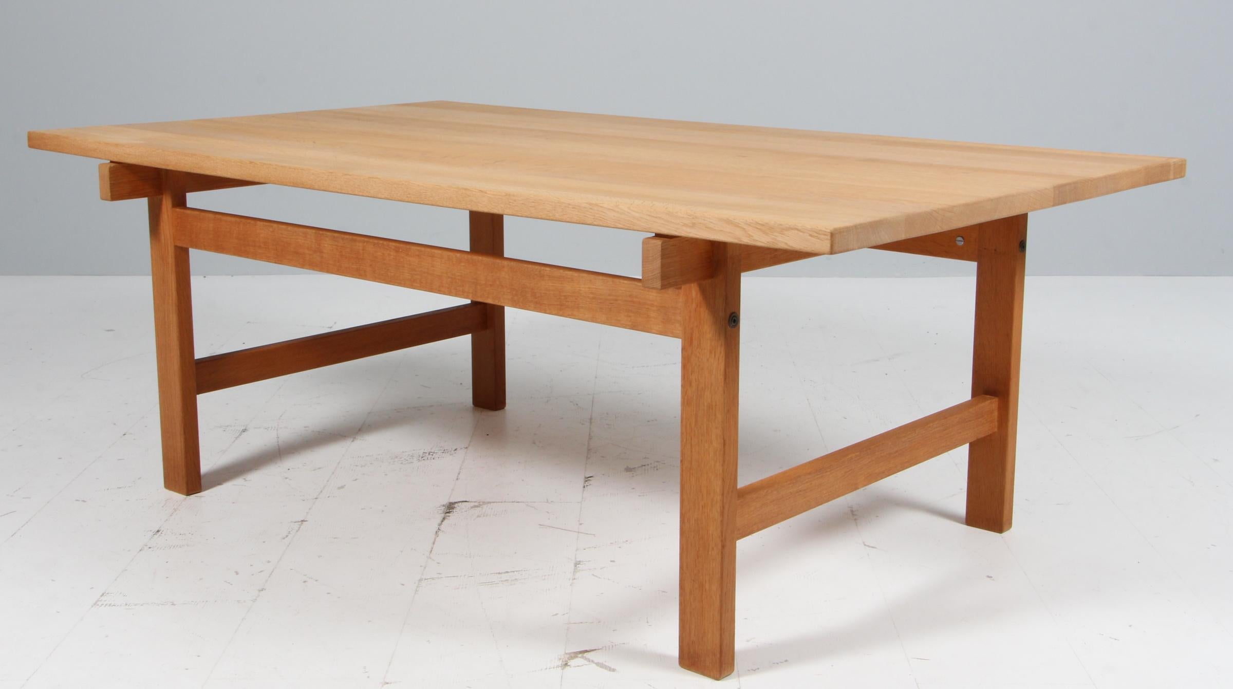 Mesa de centro Hans J. Wegner, roble macizo tratado con jabón

Hecho por Andreas Tuck.