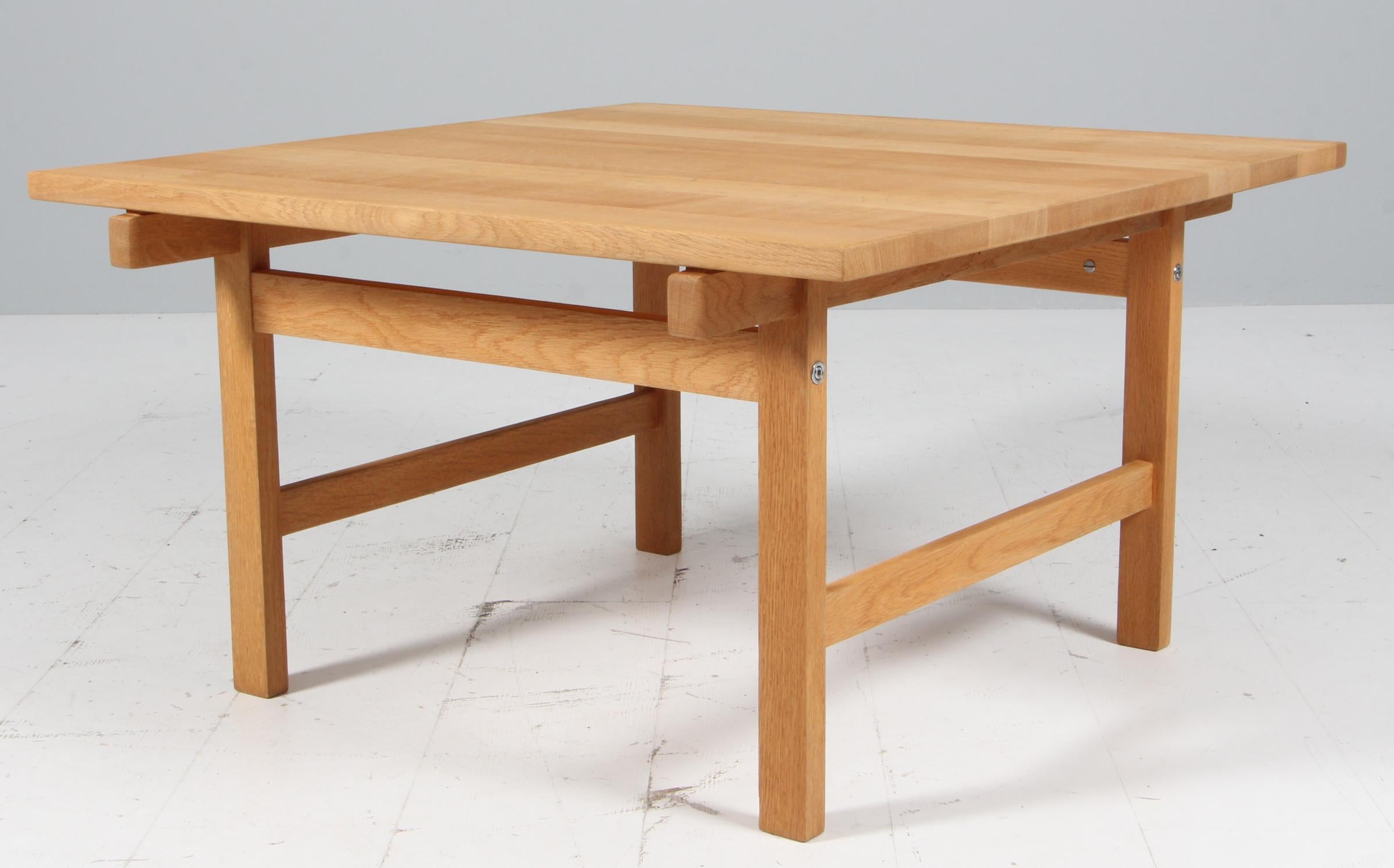 Hans J. Wegner coffee table, solid soap treated oak

Made by Andreas Tuck.