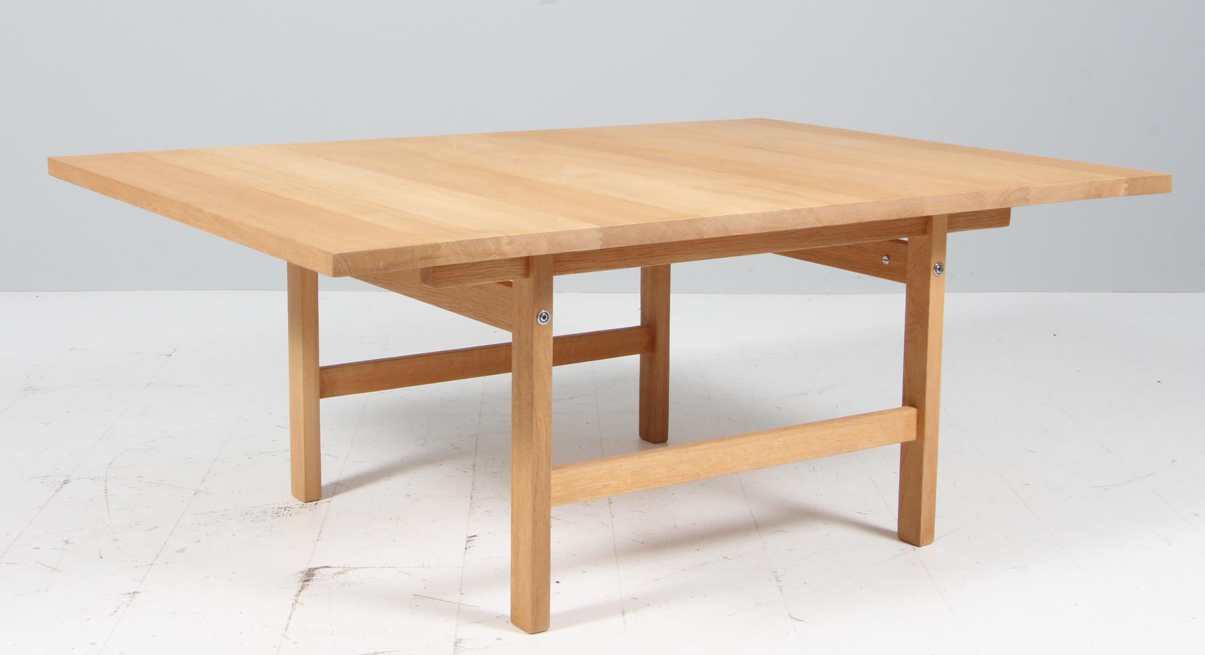 Table basse Hans J. Wegner, chêne massif traité au savon

Réalisé par Andreas Tuck.