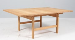 Hans J. Wegner para Andreas Tuck  Mesa de centro, roble macizo.