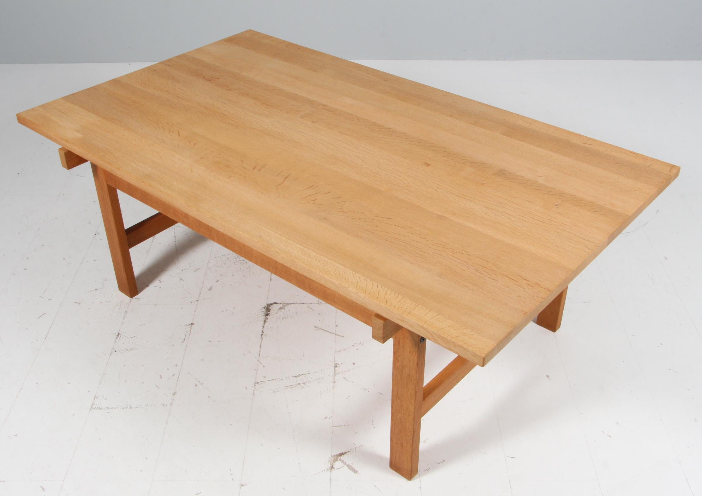 Hans J. Wegner para Andreas Tuck  Mesa de centro, roble macizo. Escandinavo moderno en venta