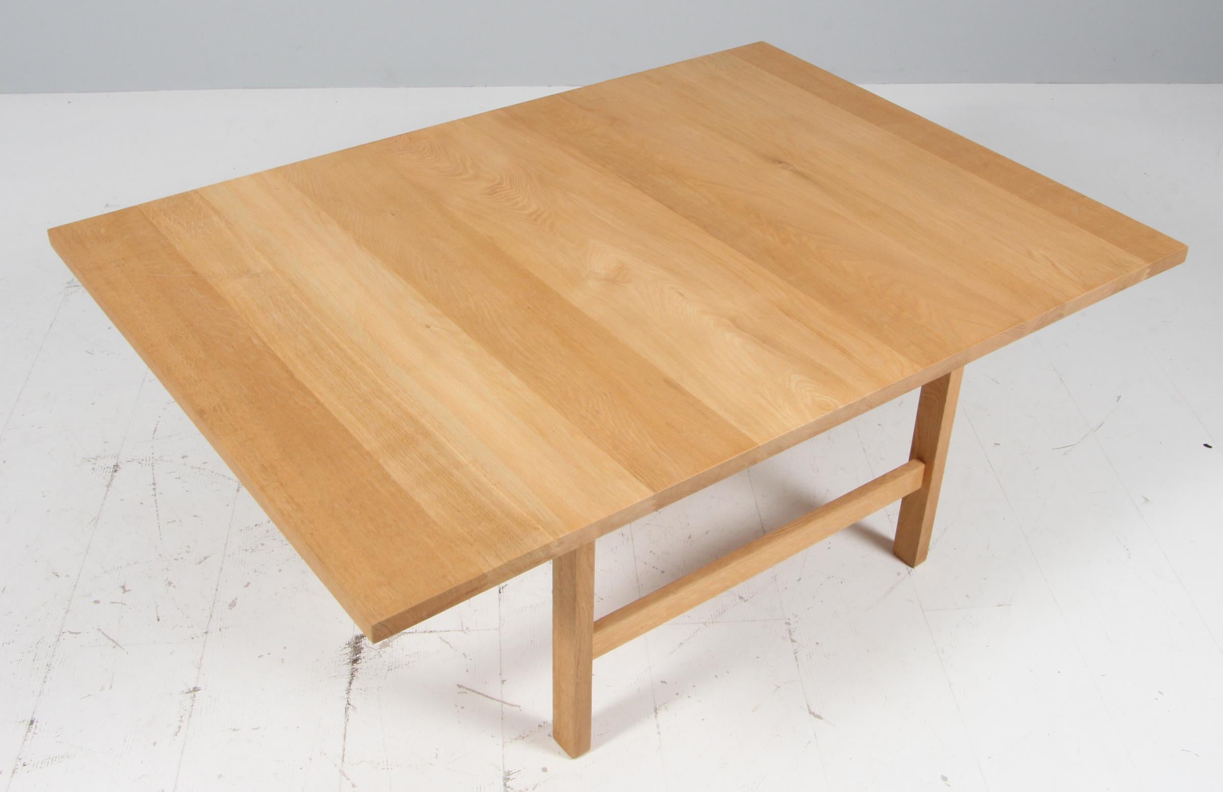 Scandinave moderne Hans J. Wegner pour Andreas Tuck  Table basse, chêne massif. en vente