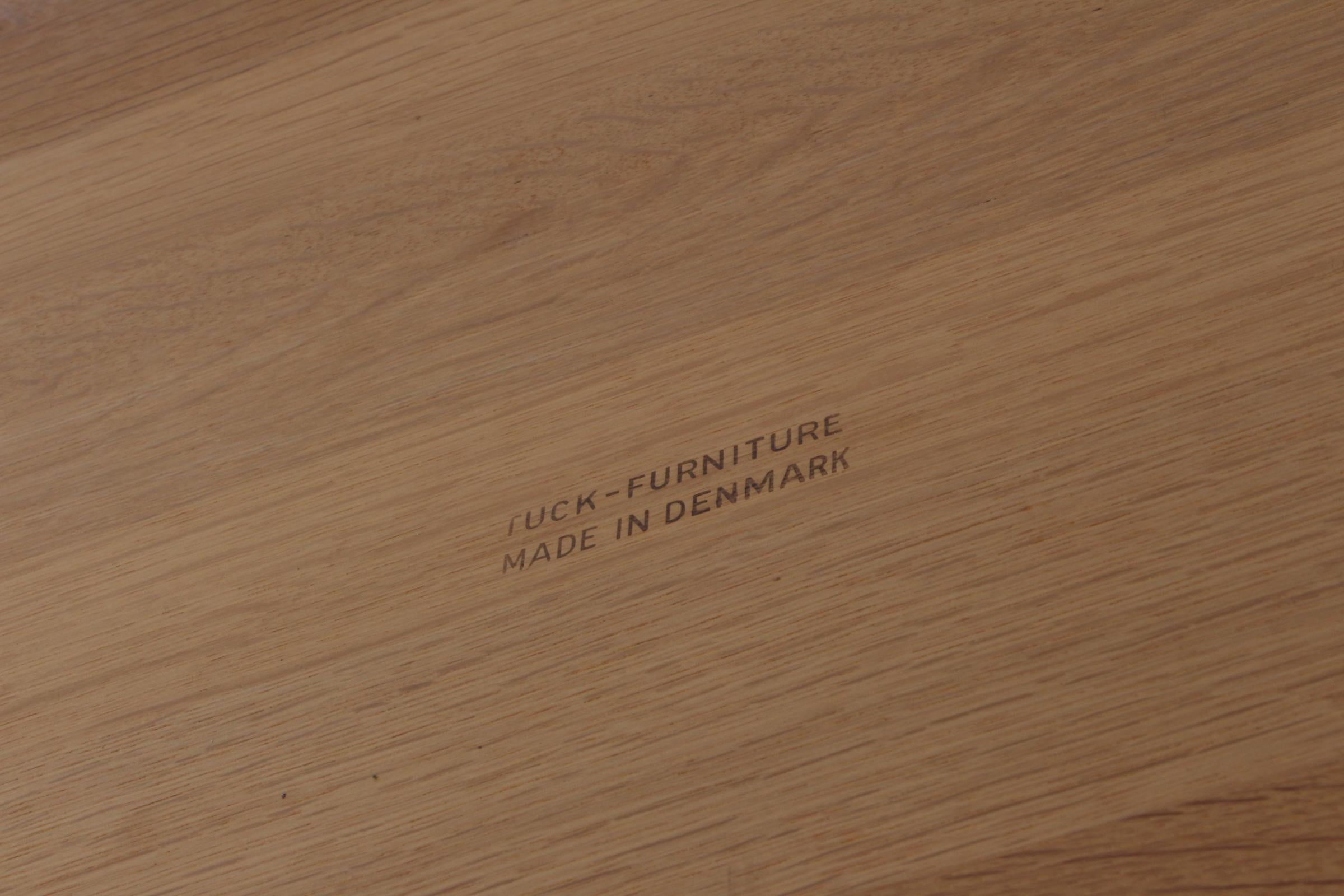 Hans J. Wegner para Andreas Tuck  Mesa de centro, roble macizo. mediados del siglo XX en venta