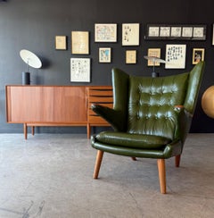 Hans J. Wegner für AP: Gestohlener „Papa Bear“-Sessel und Ottomane aus grünem Leder