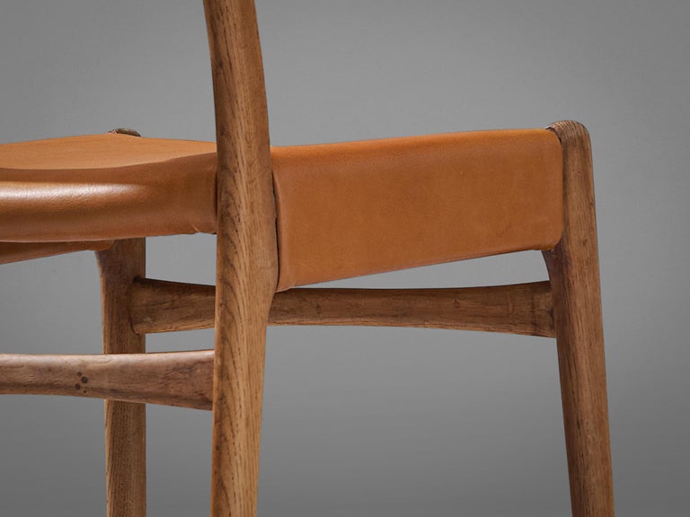 Hans J. Wegner for Carl Hansen Pair of Dining Chairs in Cognac Leather and Oak In Good Condition For Sale In Waalwijk, NL