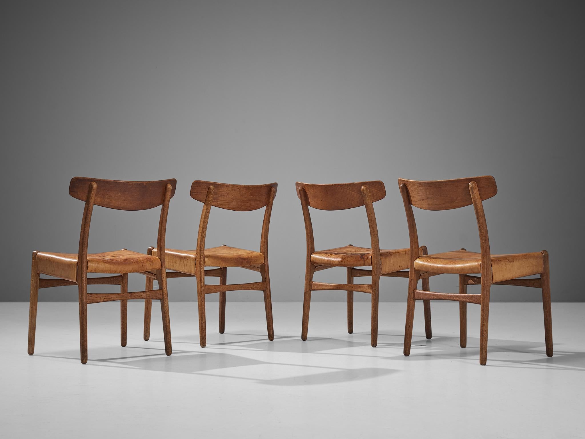 Ensemble de quatre chaises en cuir cognac et chêne de Hans J. Wegner pour Carl Hansen  en vente 3