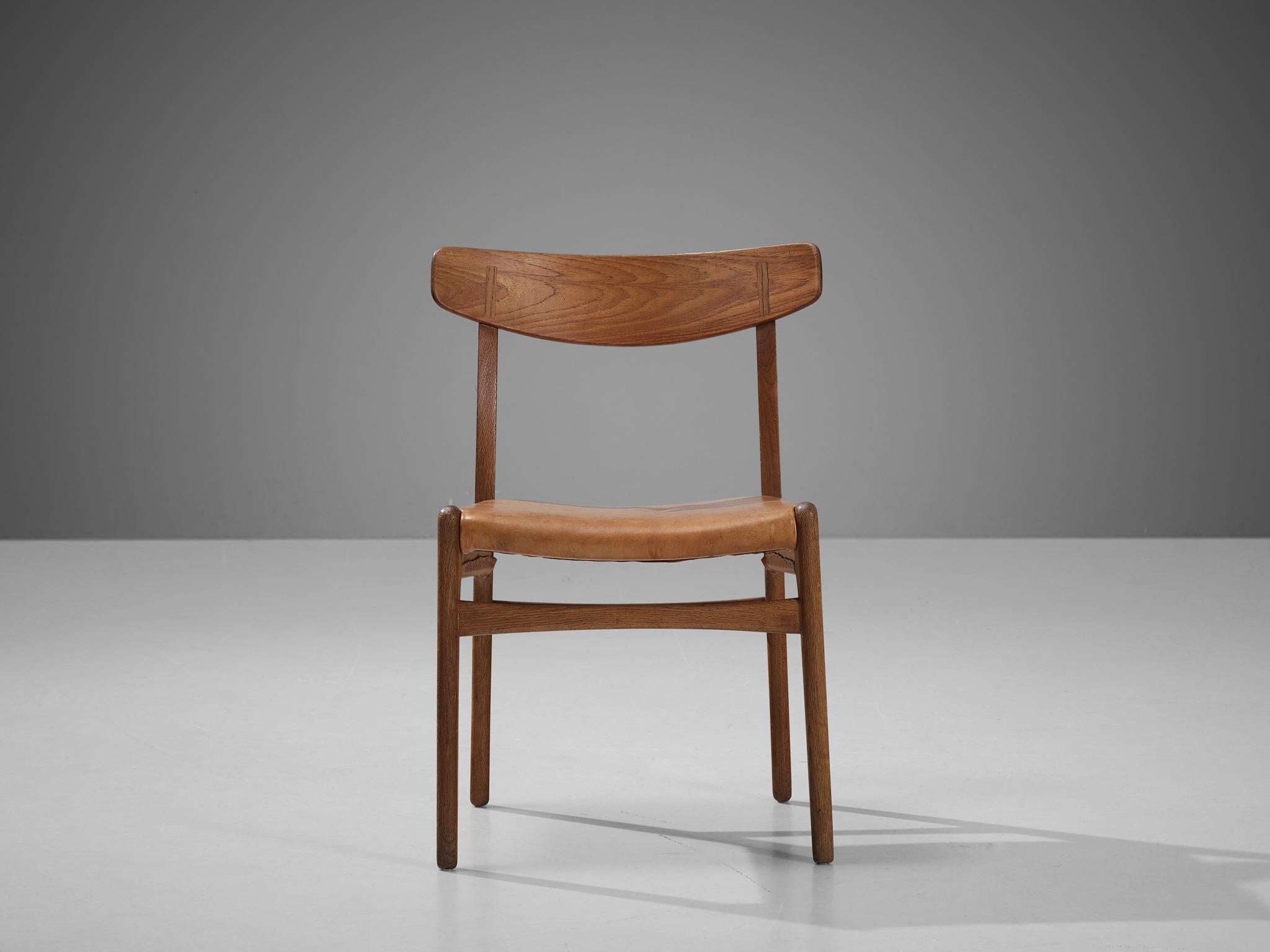 Ensemble de quatre chaises en cuir cognac et chêne de Hans J. Wegner pour Carl Hansen  en vente 4