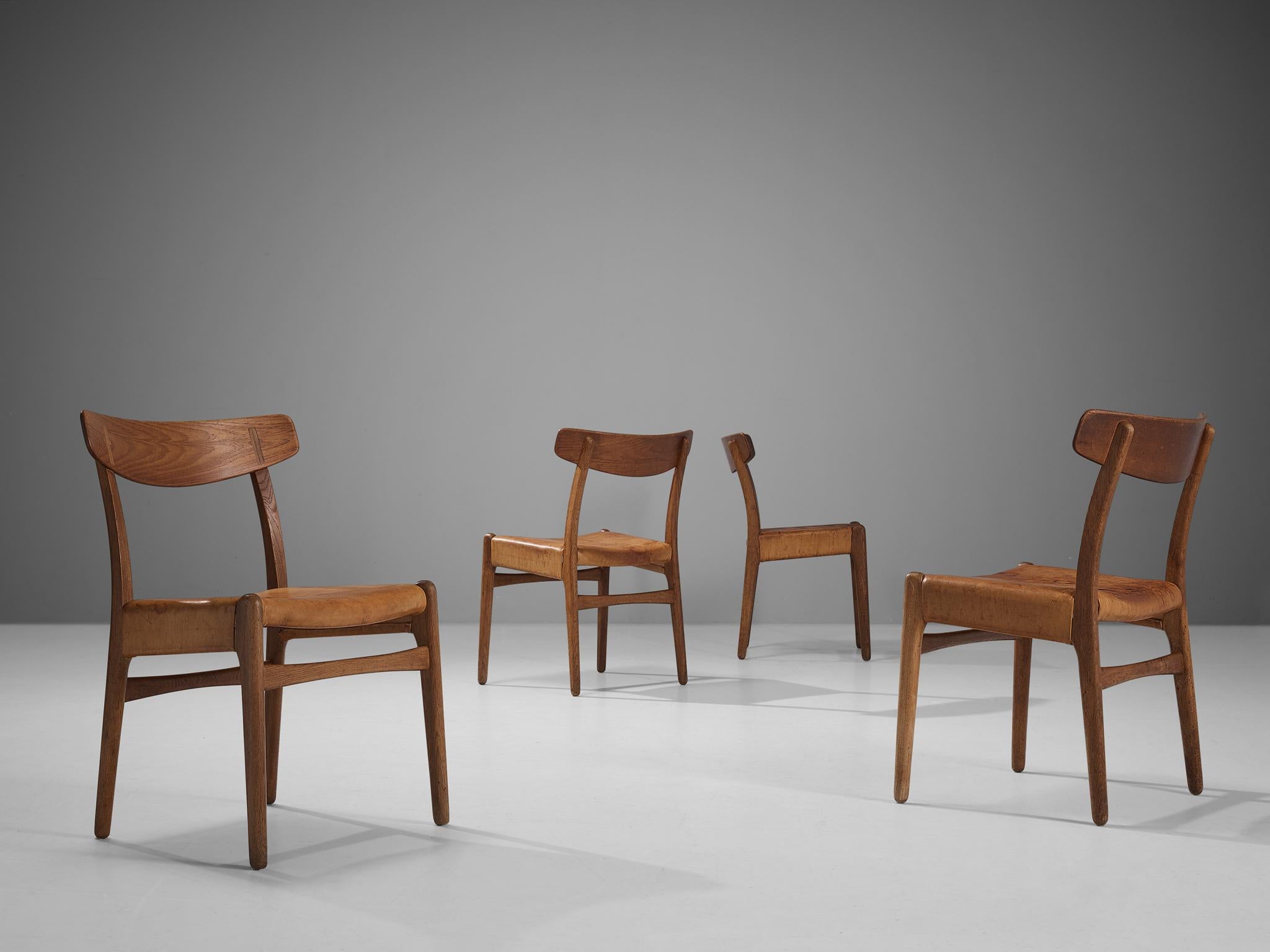 Danois Ensemble de quatre chaises en cuir cognac et chêne de Hans J. Wegner pour Carl Hansen  en vente