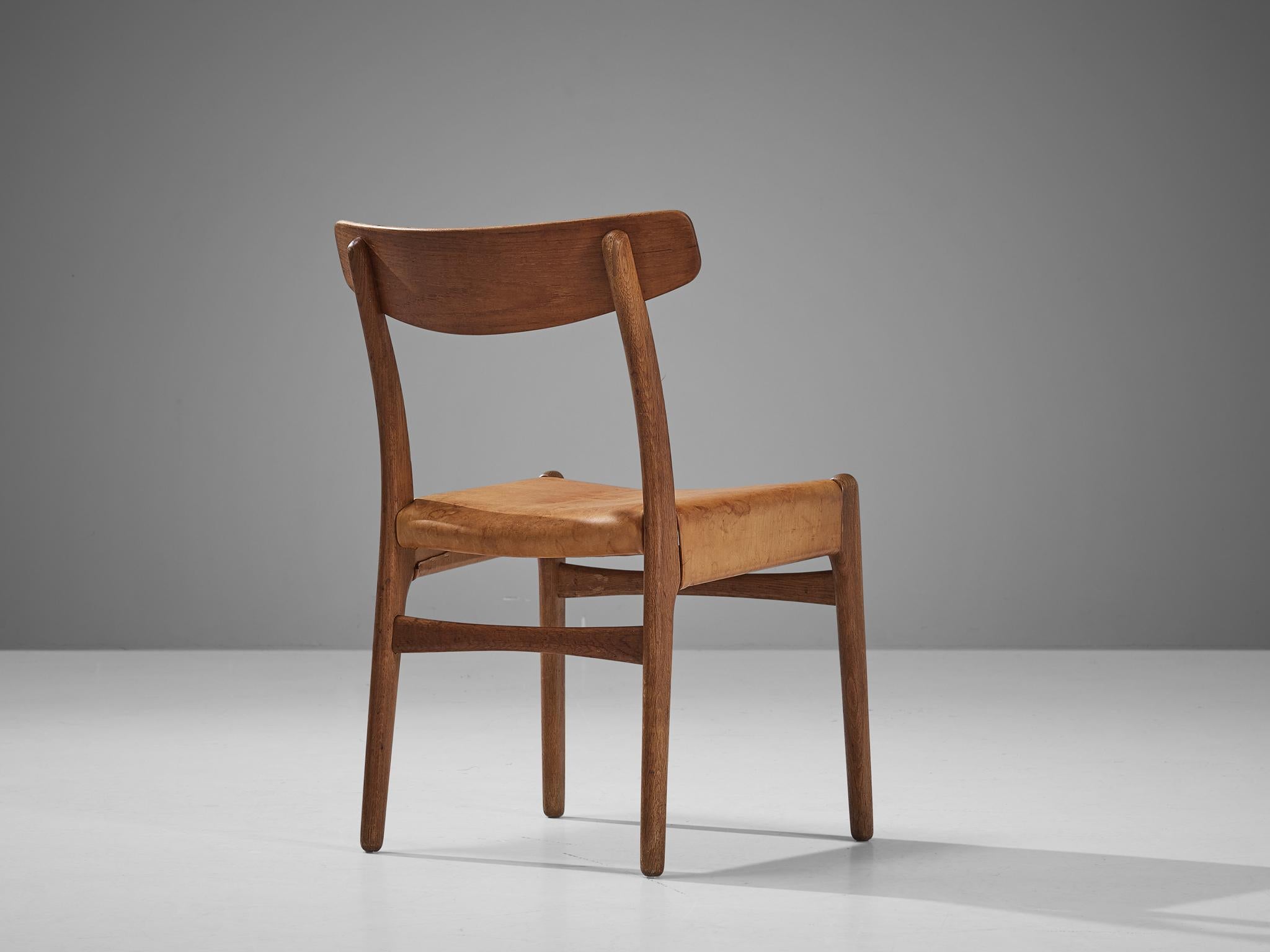Ensemble de quatre chaises en cuir cognac et chêne de Hans J. Wegner pour Carl Hansen  Bon état - En vente à Waalwijk, NL