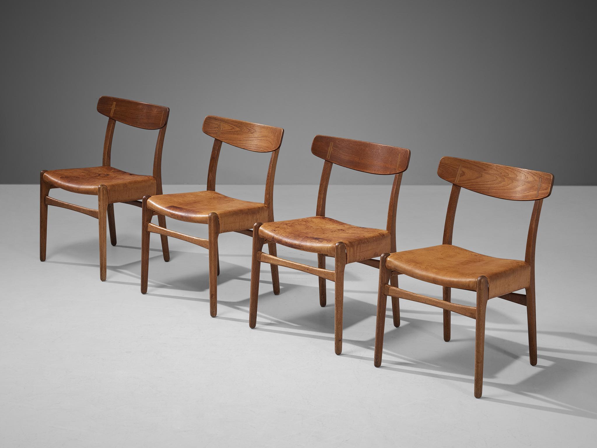 Cuir Ensemble de quatre chaises en cuir cognac et chêne de Hans J. Wegner pour Carl Hansen  en vente