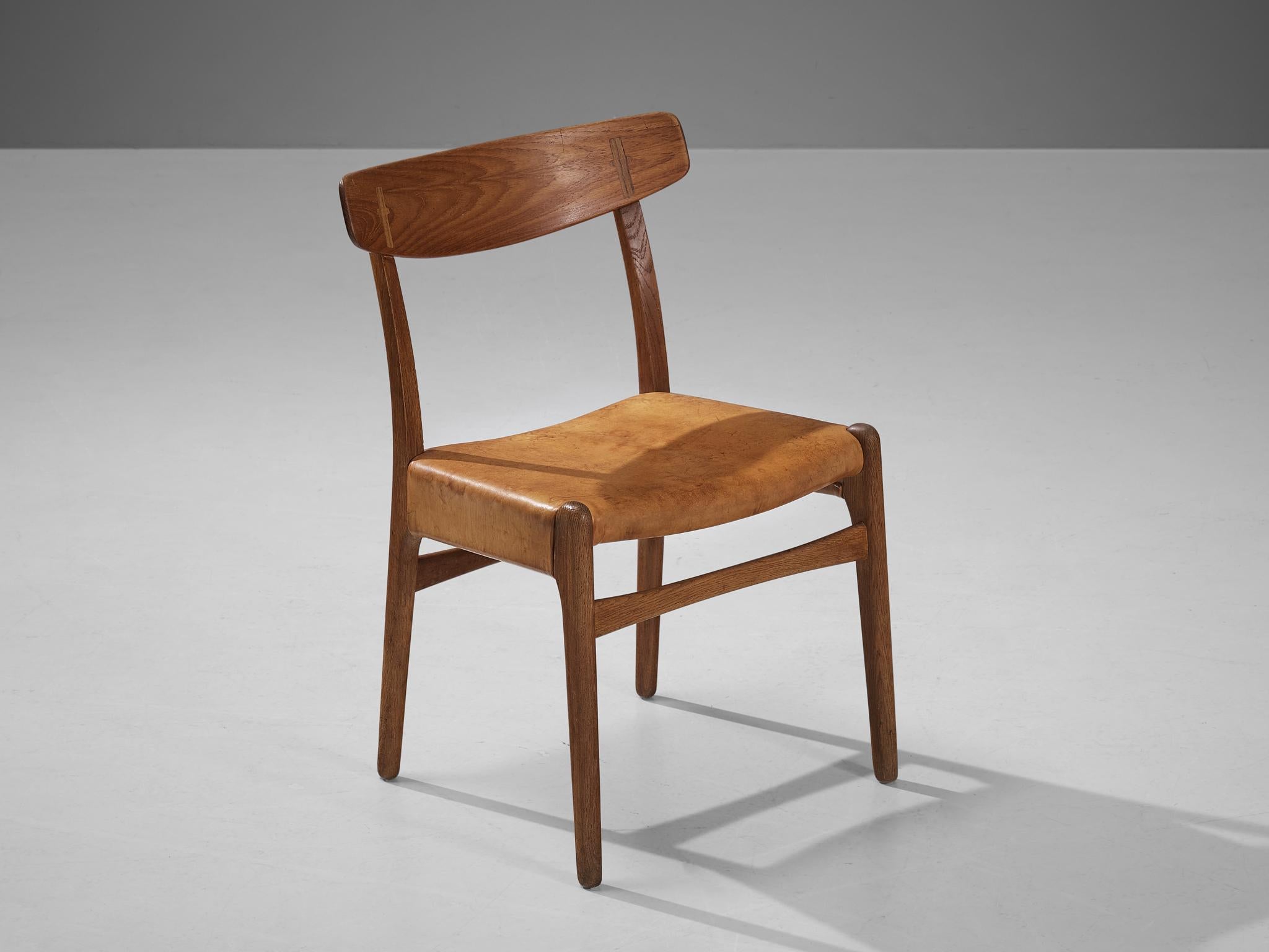 Ensemble de quatre chaises en cuir cognac et chêne de Hans J. Wegner pour Carl Hansen  en vente 1