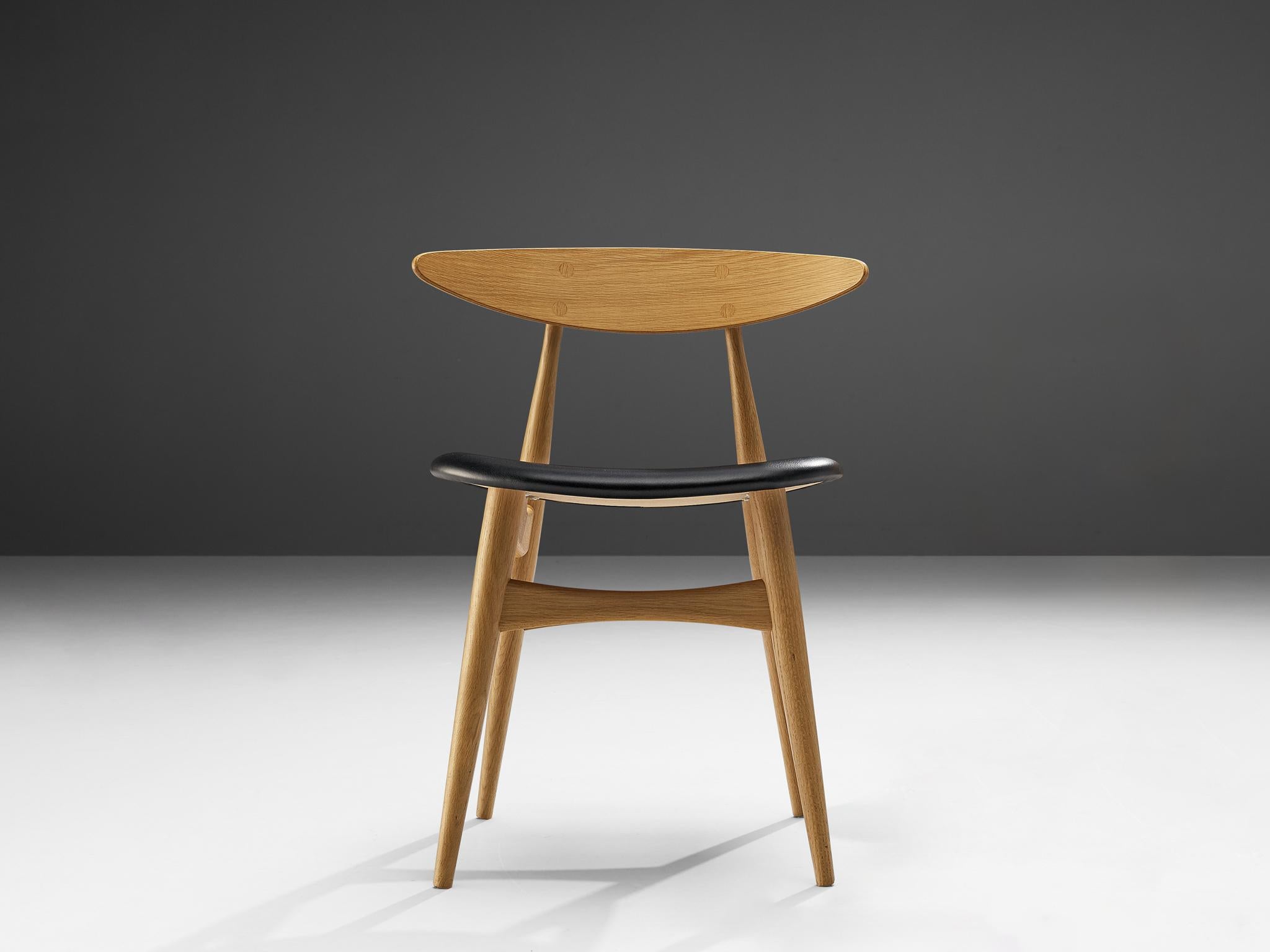 Mid-20th Century Hans J. Wegner for Carl Hansen & Søn Dining Chair in Oak and Leather  For Sale