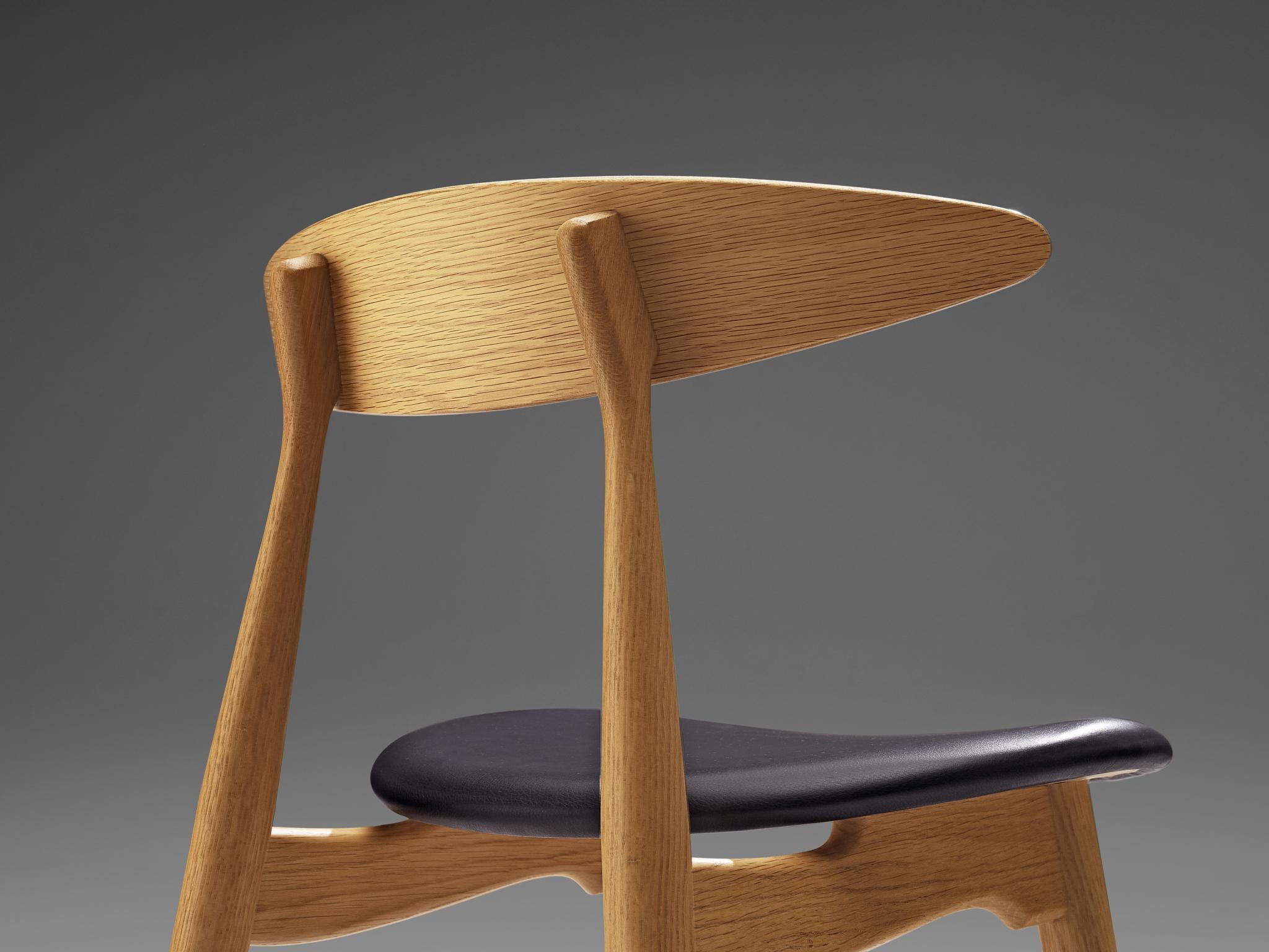 Hans J. Wegner for Carl Hansen & Søn Dining Chair in Oak and Leather  For Sale 1