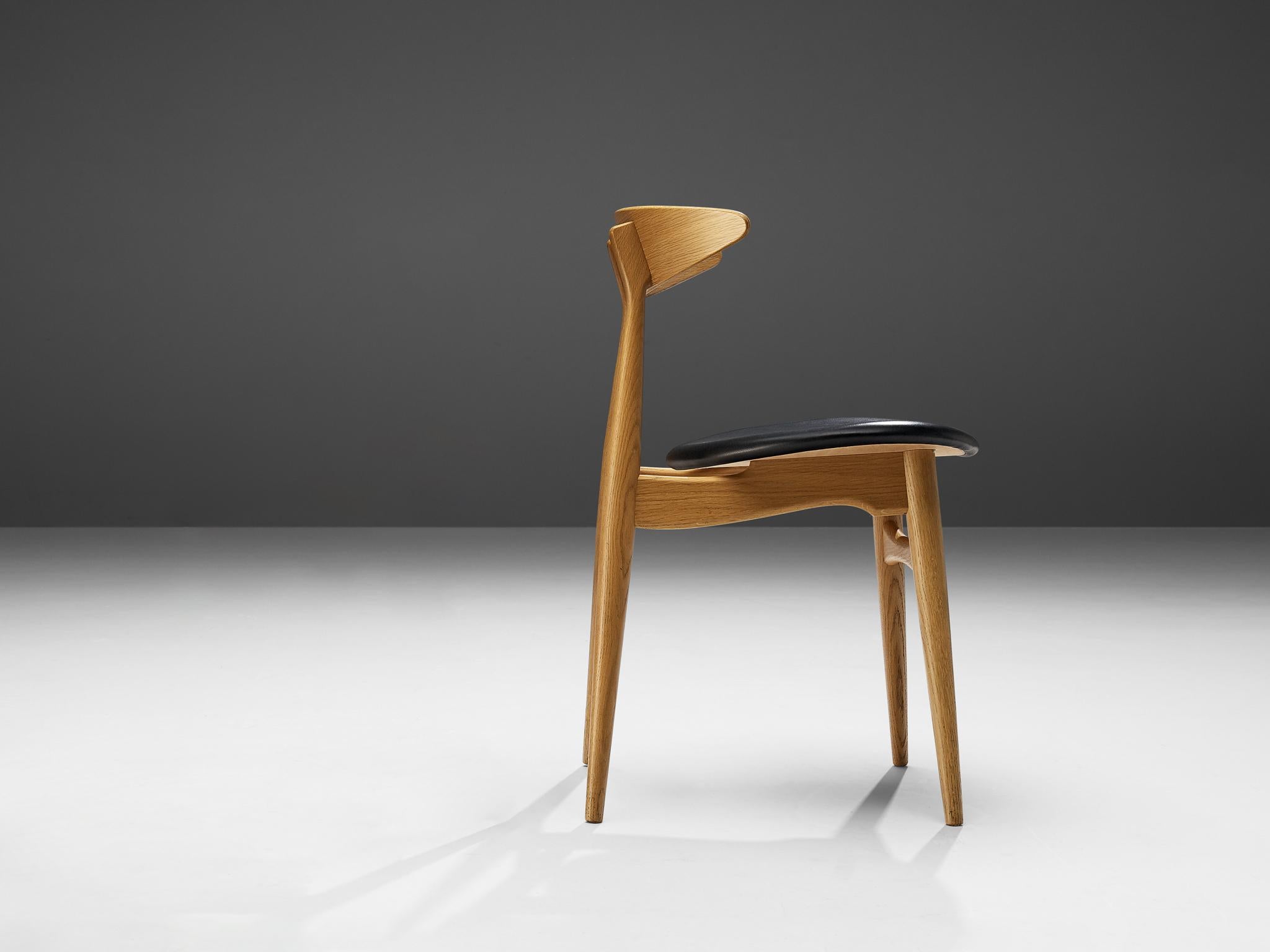 Hans J. Wegner for Carl Hansen & Søn Dining Chair in Oak and Leather  For Sale 2