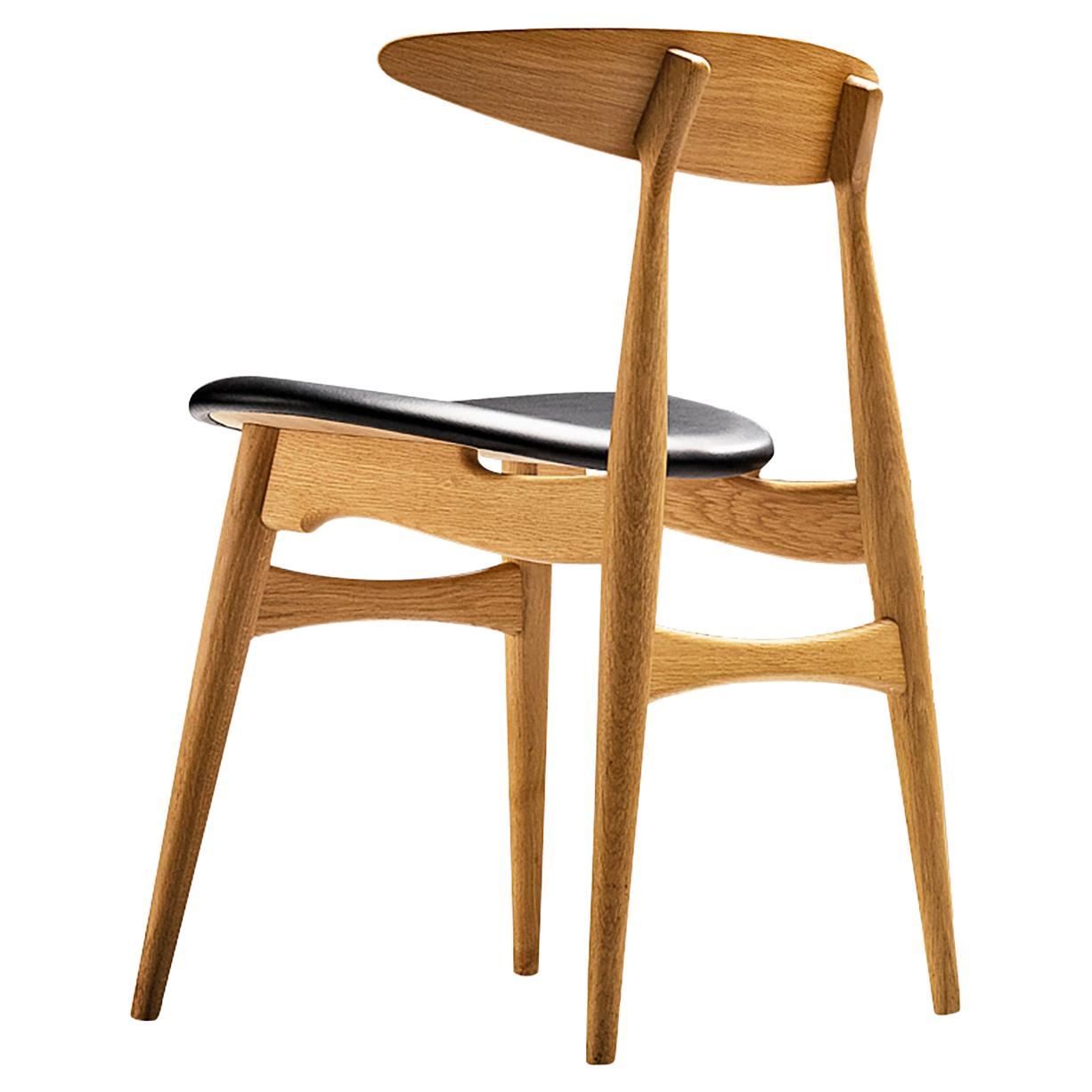 Hans J. Wegner for Carl Hansen & Søn Dining Chair in Oak and Leather  For Sale