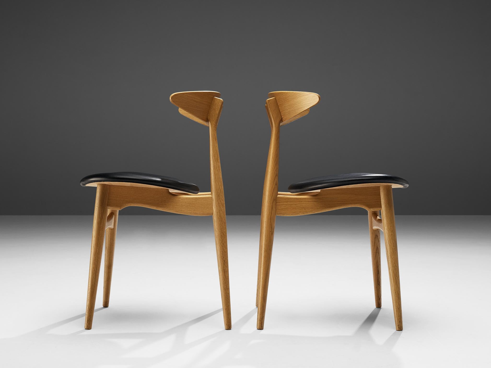 Hans J. Wegner for Carl Hansen & Søn Set of Ten Dining Chairs in Oak and Leather 3