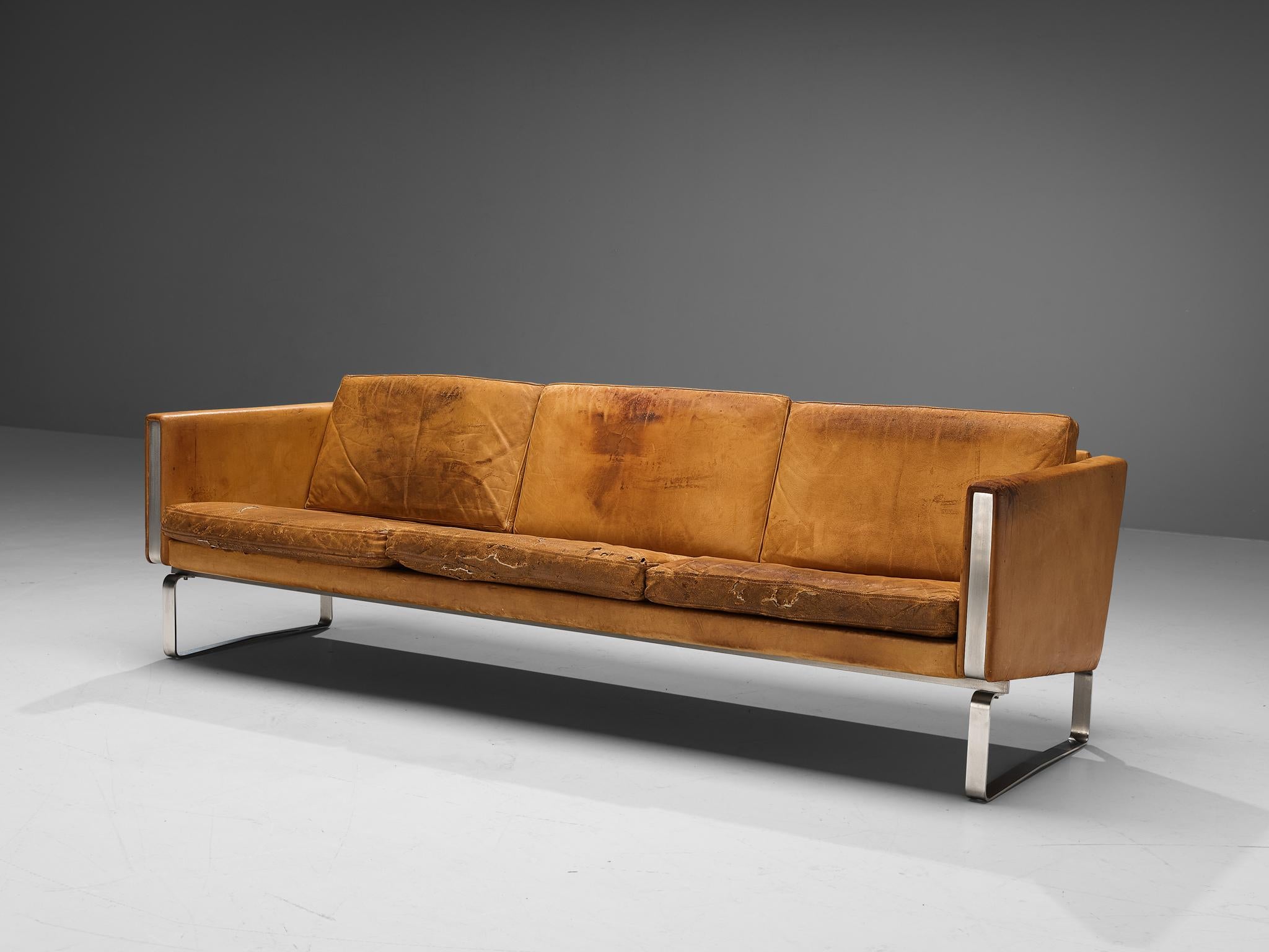 Hans J. Wegner for Carl Hansen & Søn, sofa, model 'CH103', leather, metal, Denmark, 1970s

The CH103 sofa by Hans J. Wegner for Carl Hansen & Søn is a modern three-seat sofa ideal for contemporary interiors. This cognac leather sofa with a square