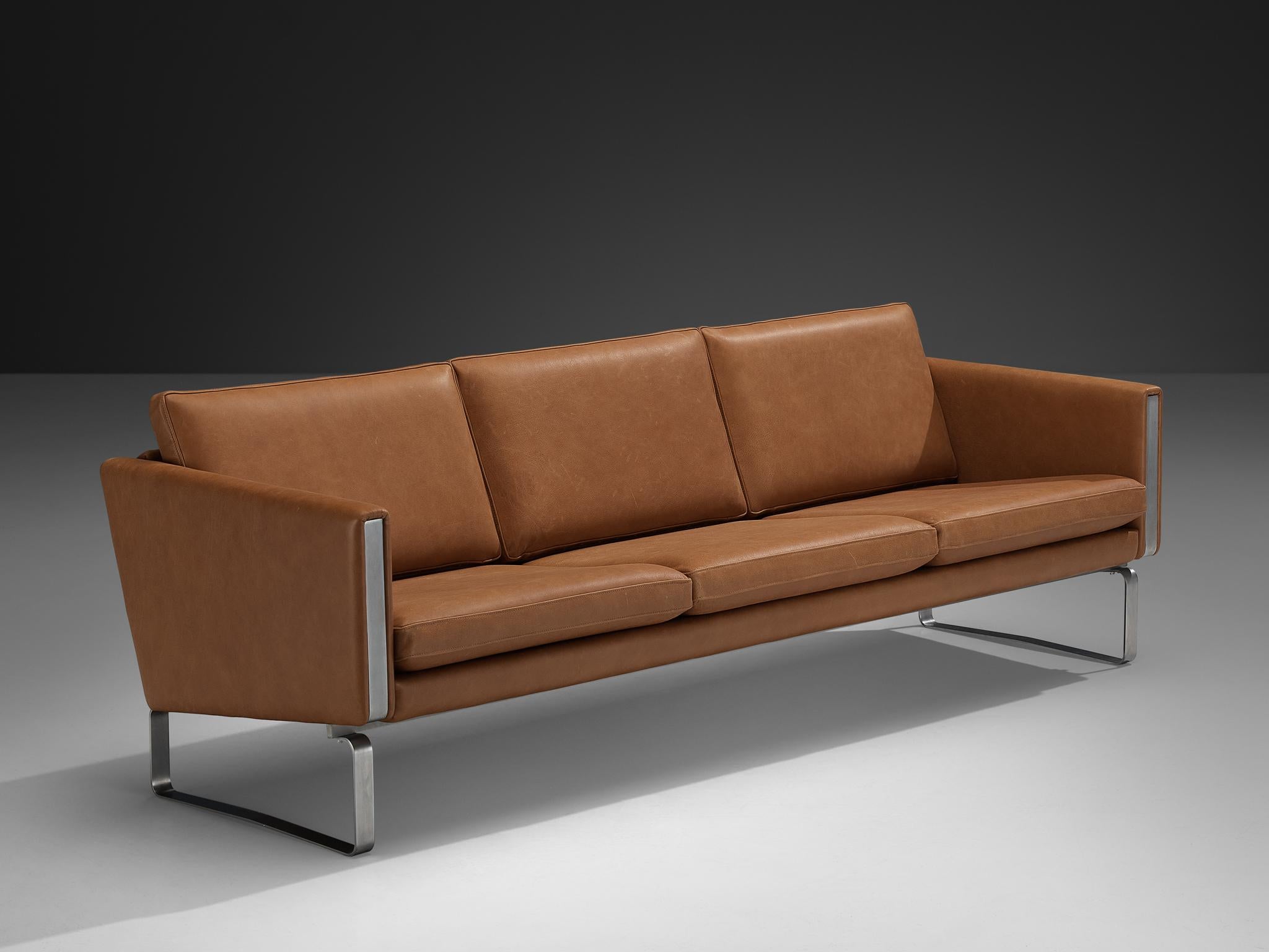 Hans J. Wegner pour Carl Hansen & Søn, canapé, modèle 'CH103', cuir, métal, Danemark, années 1970

Le canapé CH103 de Hans J. Wegner pour Carl Hansen & Søn est un canapé moderne à trois places idéal pour les intérieurs contemporains. Ce canapé en