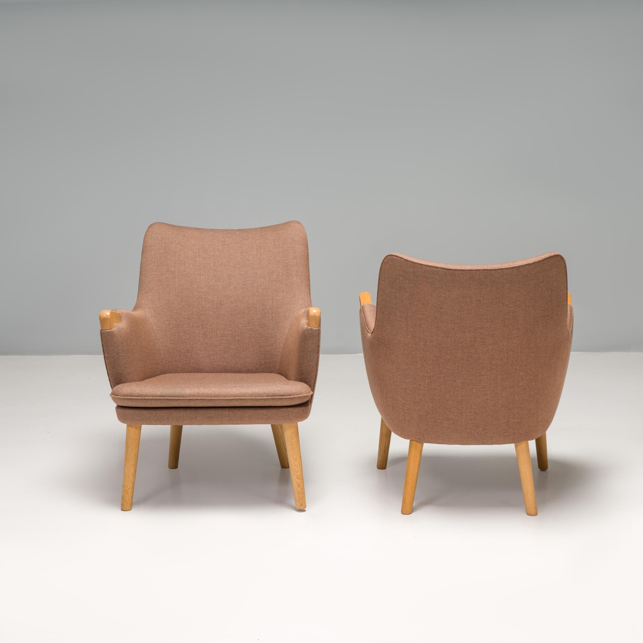 Hans J. Wegner for Carl Hansen & Son CH71  Beige Fabric Armchairs, Set of 2 In Good Condition In London, GB