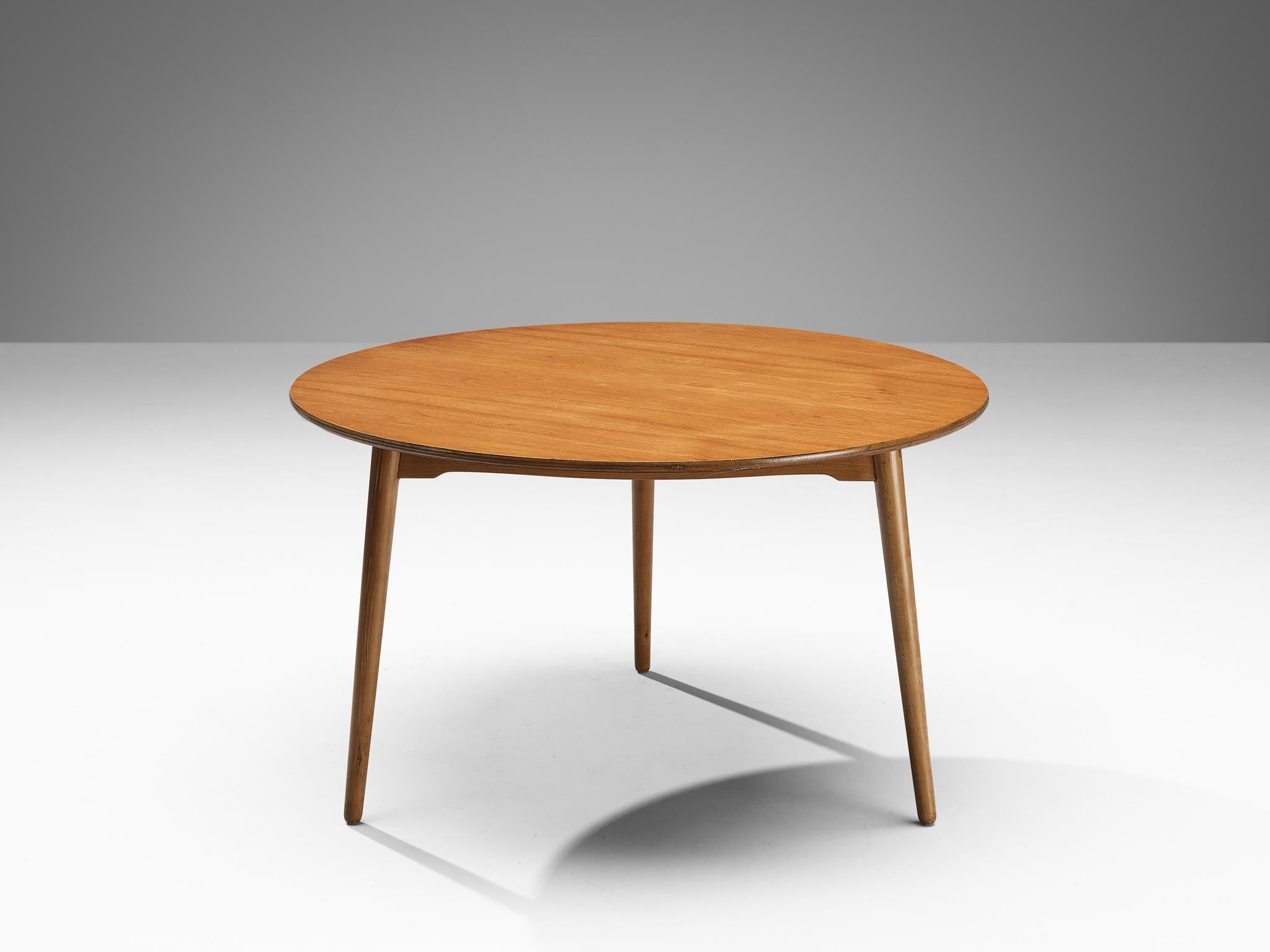 Hans J. Wegner per Fritz Hansen, tavolo da pranzo 'Heart', modello 'FH4602', impiallacciato in teak, faggio, Danimarca, anni '50

La serie 