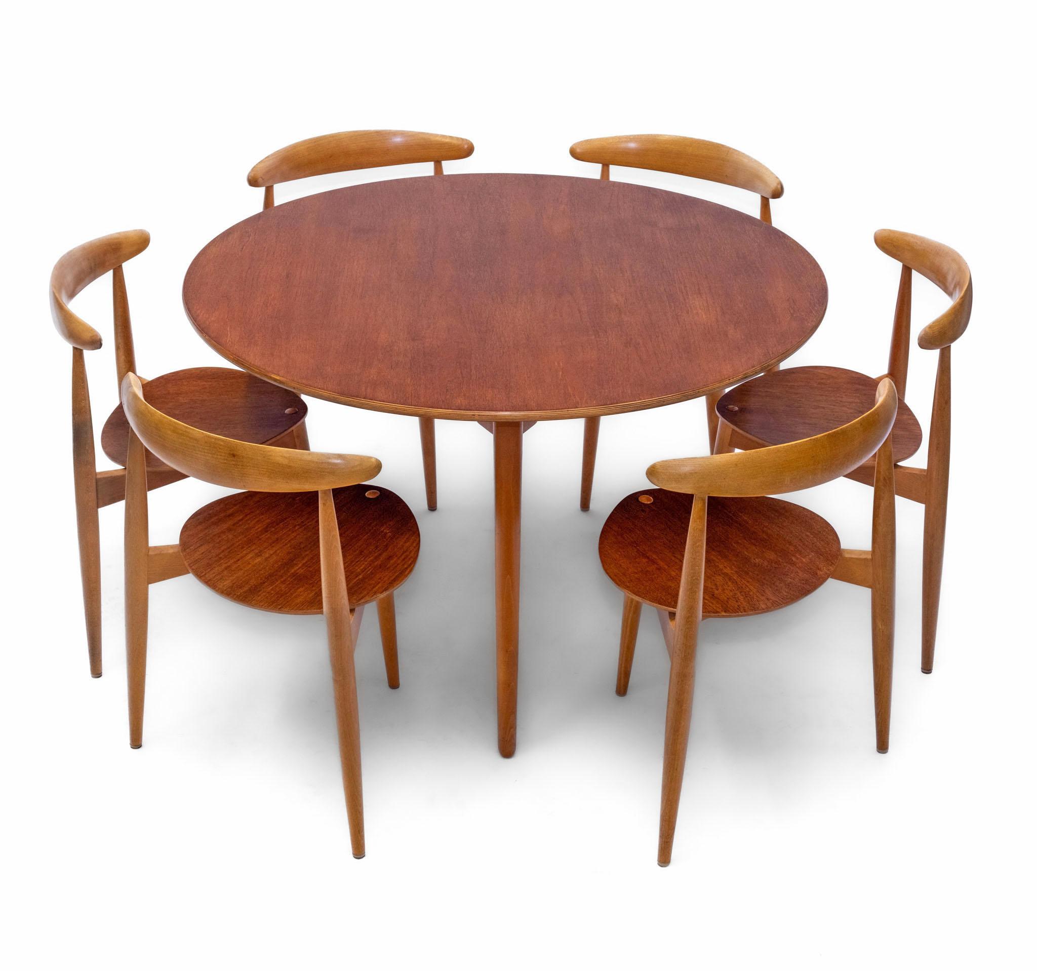 Hans J. Wegner For Fritz Hansen Vintage Table & Six 'Heart' Chairs Model Fh4103 For Sale 4