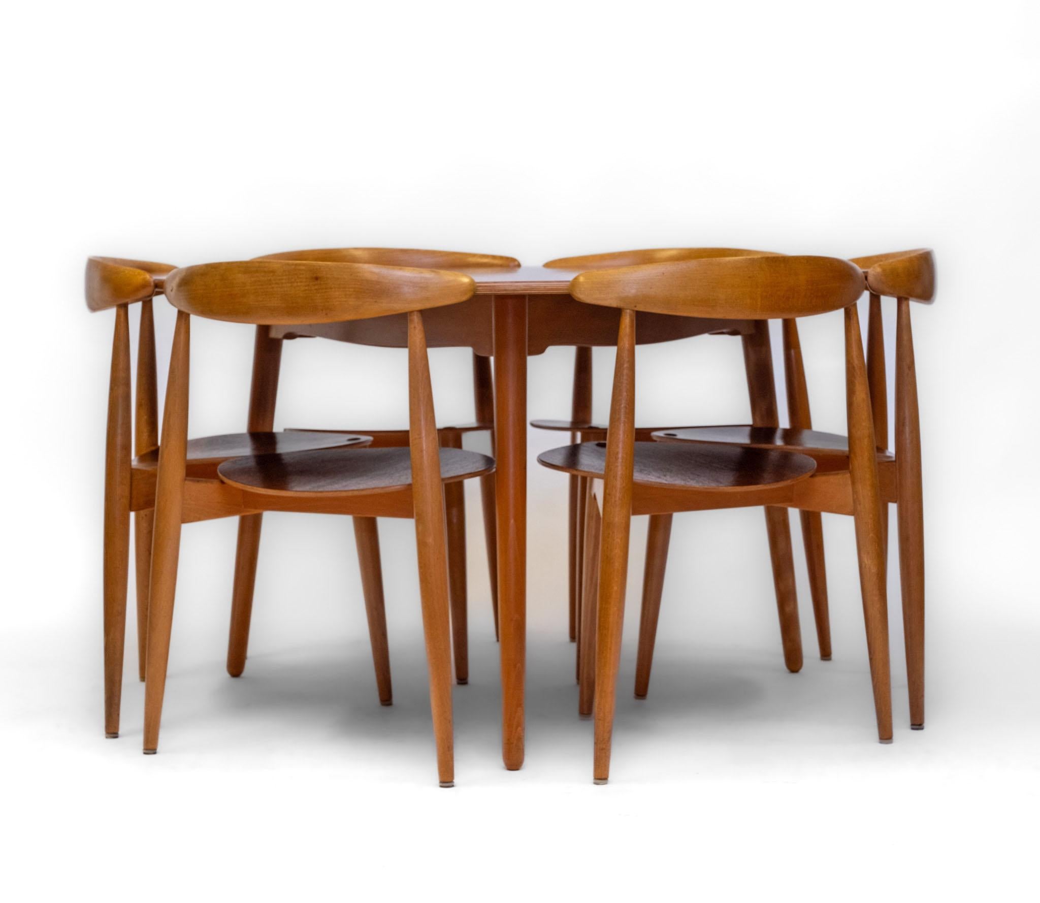 Hans J. Wegner For Fritz Hansen Vintage Table & Six 'Heart' Chairs Model Fh4103 For Sale 1