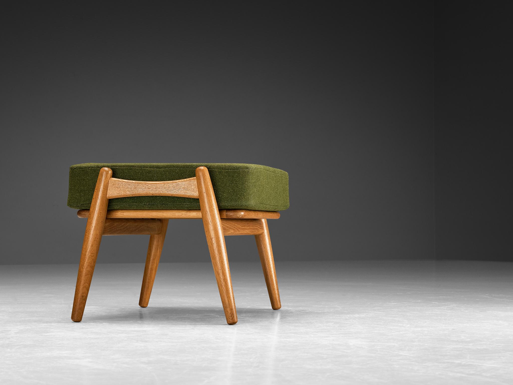 Hans J. Wegner for Getama 'Cigar' Stool in Solid Oak with Green Cushion In Good Condition For Sale In Waalwijk, NL