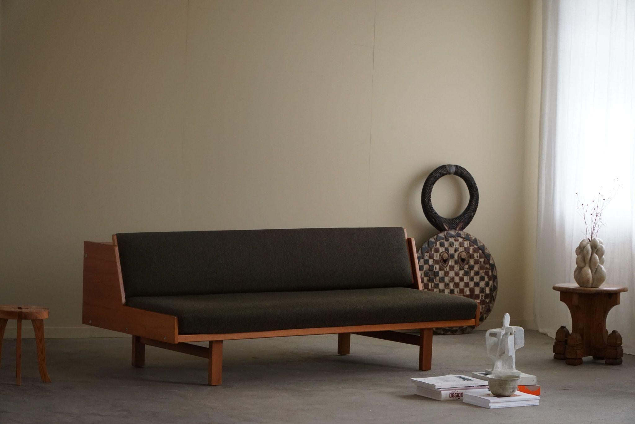 Questo daybed modello GE-258, progettato da Hans J. Wegner per GETAMA negli anni '60, è realizzato in teak con l'imbottitura originale in lana. Il design pulito e minimalista mette in risalto il connubio tra forma e funzione tipico di Wegner. Questo