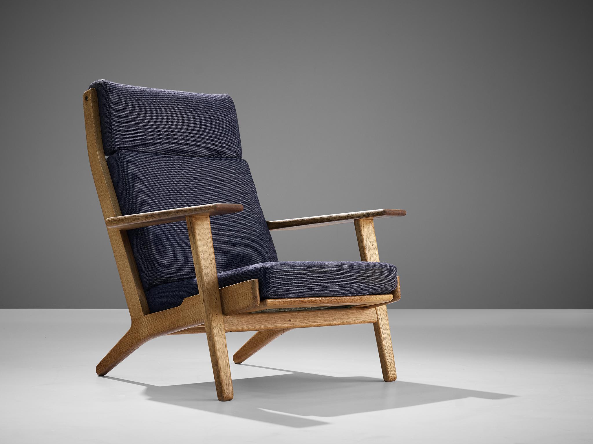 Hans J. Wegner für GETAMA, Sessel Modell 'GE290', Eiche, Wolle, Dänemark, Entwurf 1959.

Der Loungesessel GE290 ist ein elegantes und wohlproportioniertes Möbelstück mit einer einfachen Konstruktion. Der Holzrahmen aus Eiche zeichnet sich durch