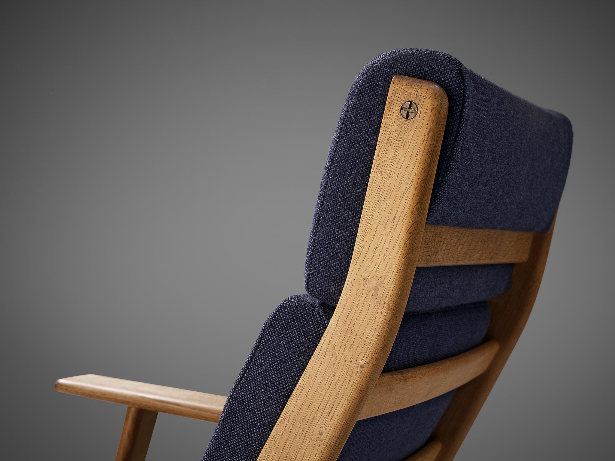 Hans J. Wegner for GETAMA Lounge Chair in Oak and Dark Blue Upholstery  In Good Condition For Sale In Waalwijk, NL