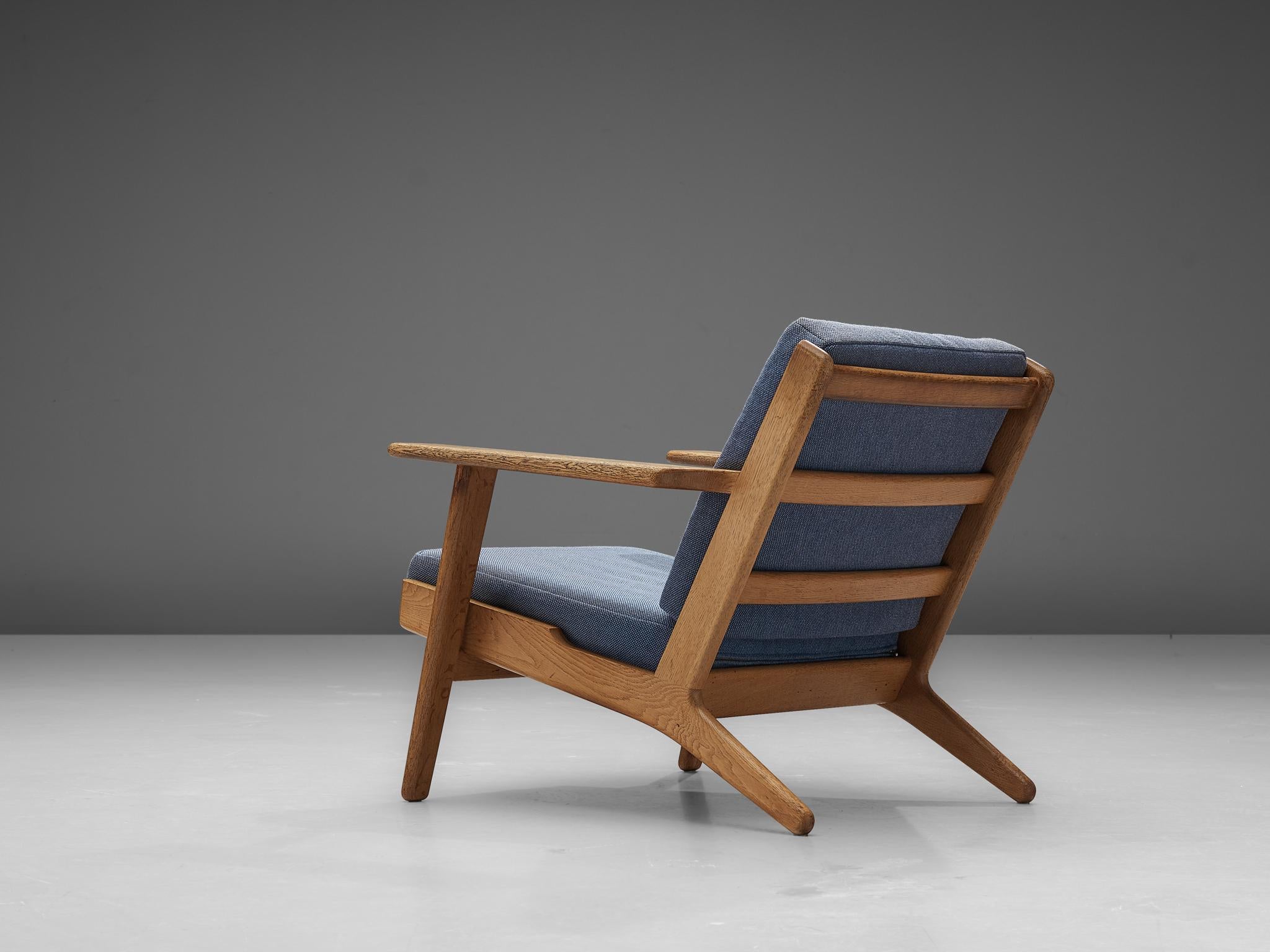 Hans J. Wegner, lounge chair GE290B for GETAMA, oak, upholstery, Denmark, design 1953

Hans J. Wegner designed the GE290B with an inclined seating and backrest which created a comfortable lounge chair. Besides loose cushions increase the comfort.