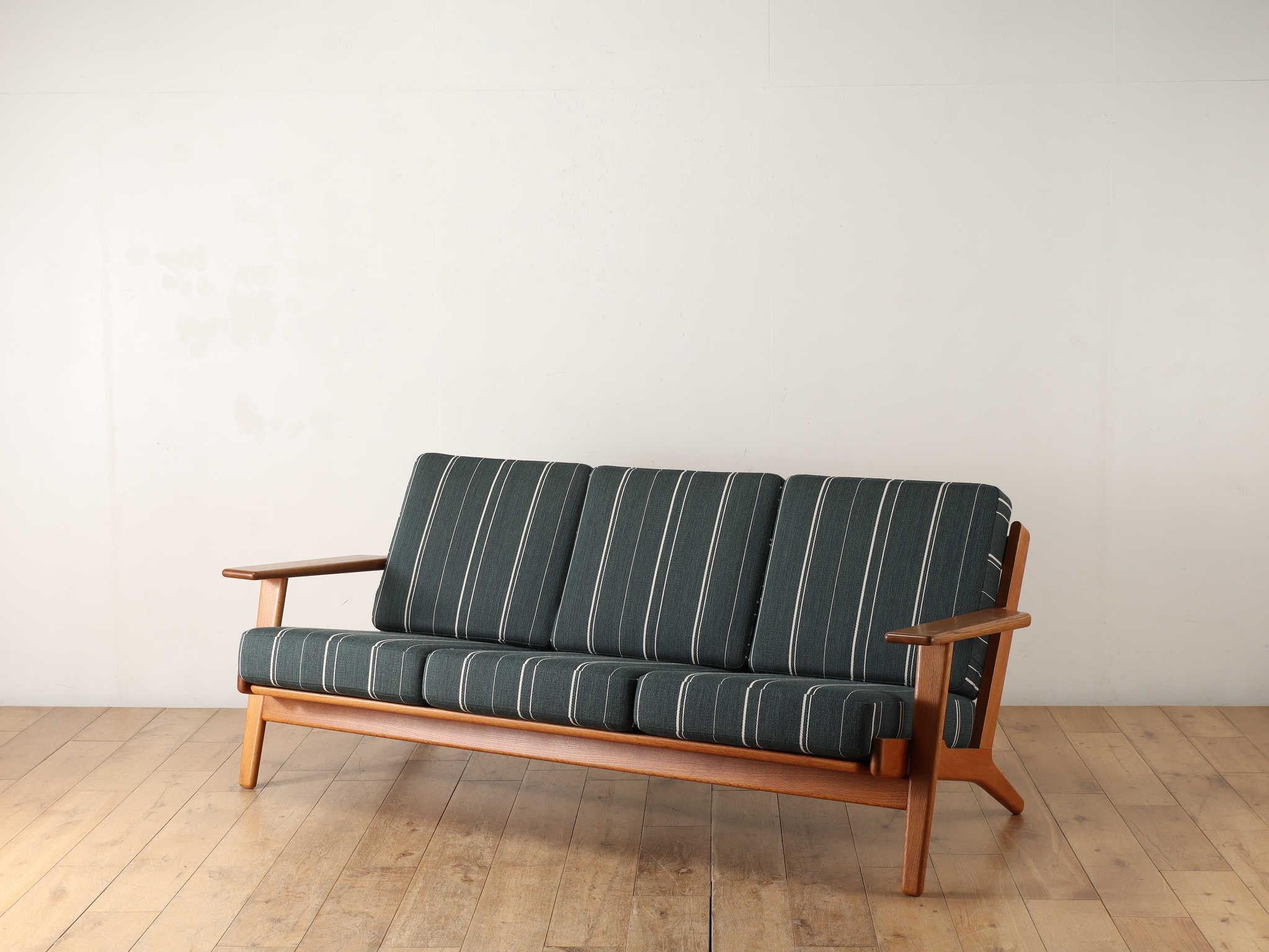 
Hans J. Wegner est un maître de l'ameublement qui a profondément influencé l'histoire du design danois. Le GE290 est un produit emblématique. Sa forme achevée est très belle sous tous les angles, et son design équilibré n'est pas près de