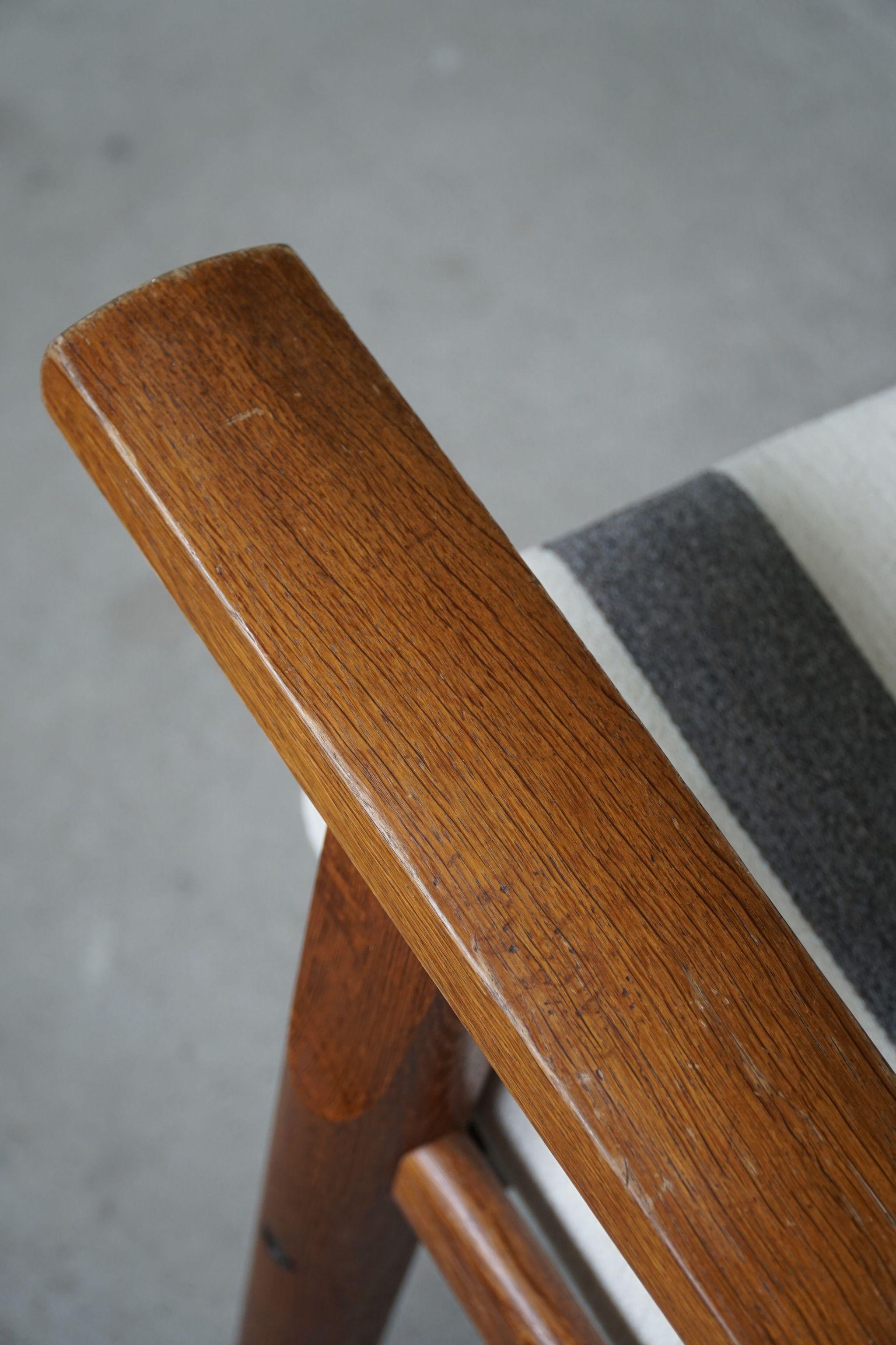 Hans J. Wegner for Getama, Pair of Lounge Chairs in Savak Wool, 