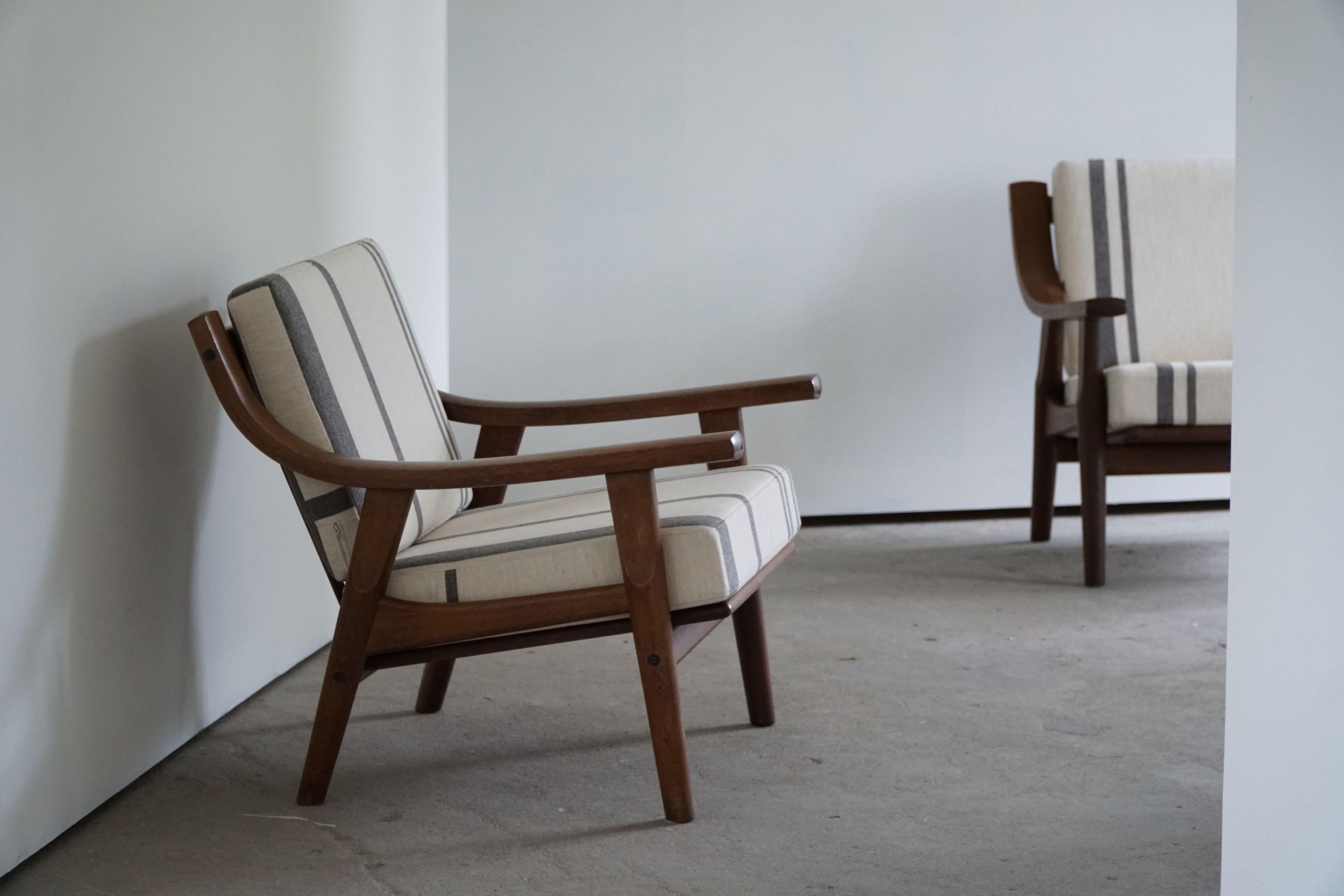 Scandinavian Modern Hans J. Wegner for Getama, Pair of Lounge Chairs in Savak Wool, 