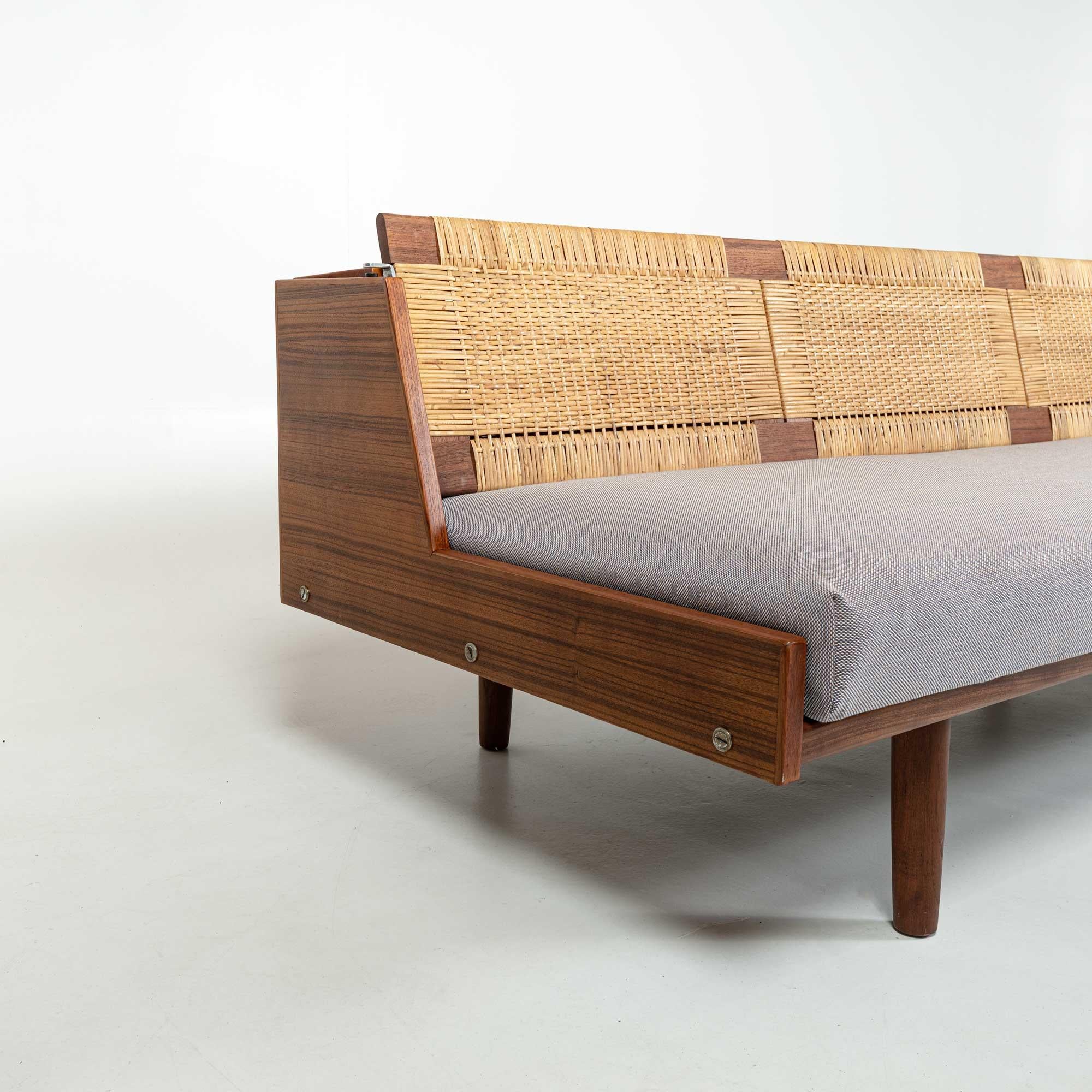 Hans J. Wegner for GETAMA Sofa Daybed Model GE7 in Teak and Cane 1950s In Good Condition For Sale In Seattle, WA